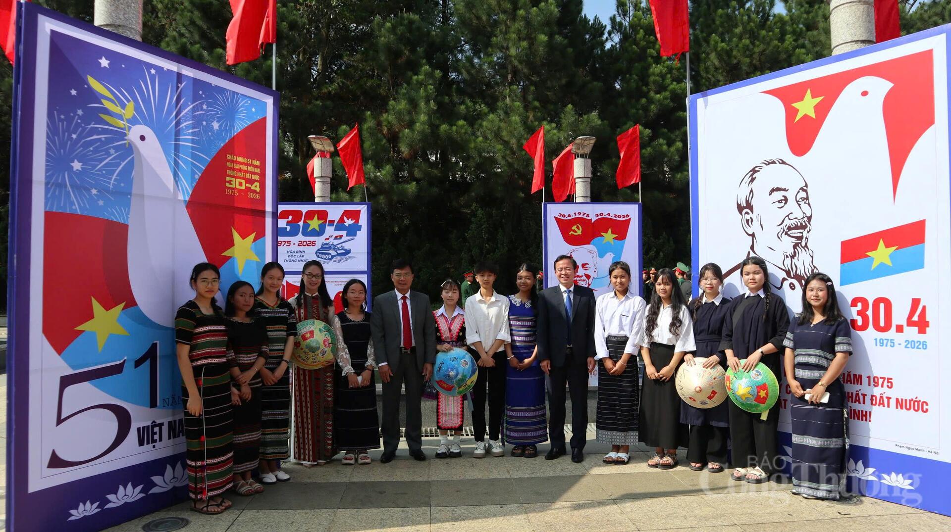 Khoảng 150 tác phẩm tranh cổ động được tuyển chọn, giới thiệu đến công chúng. Ảnh: Lê Sơn