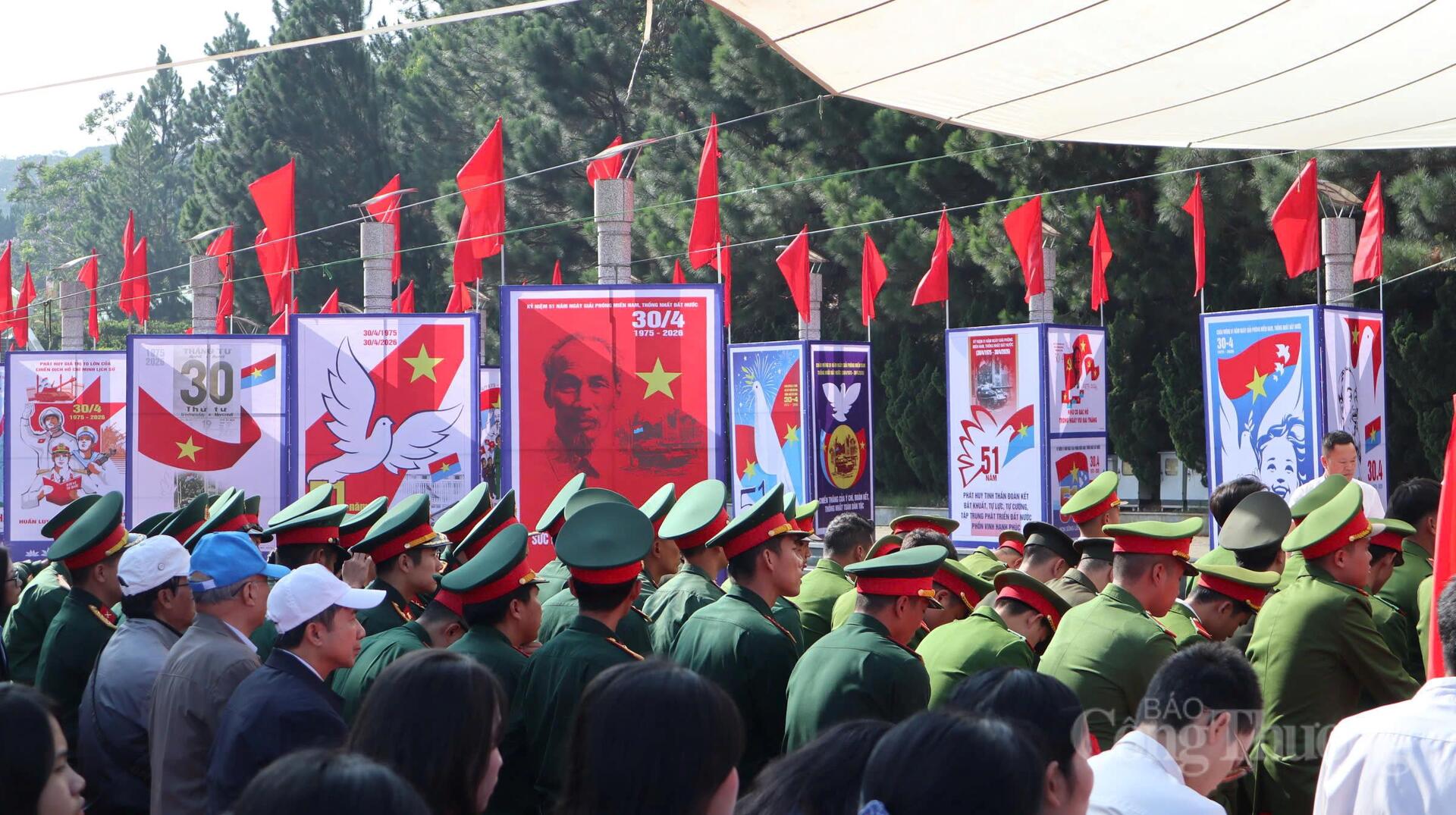 Không gian triển lãm tranh cổ động tại Quảng trường Lâm Viên thu hút đông đảo người dân và du khách. Ảnh: Lê Sơn