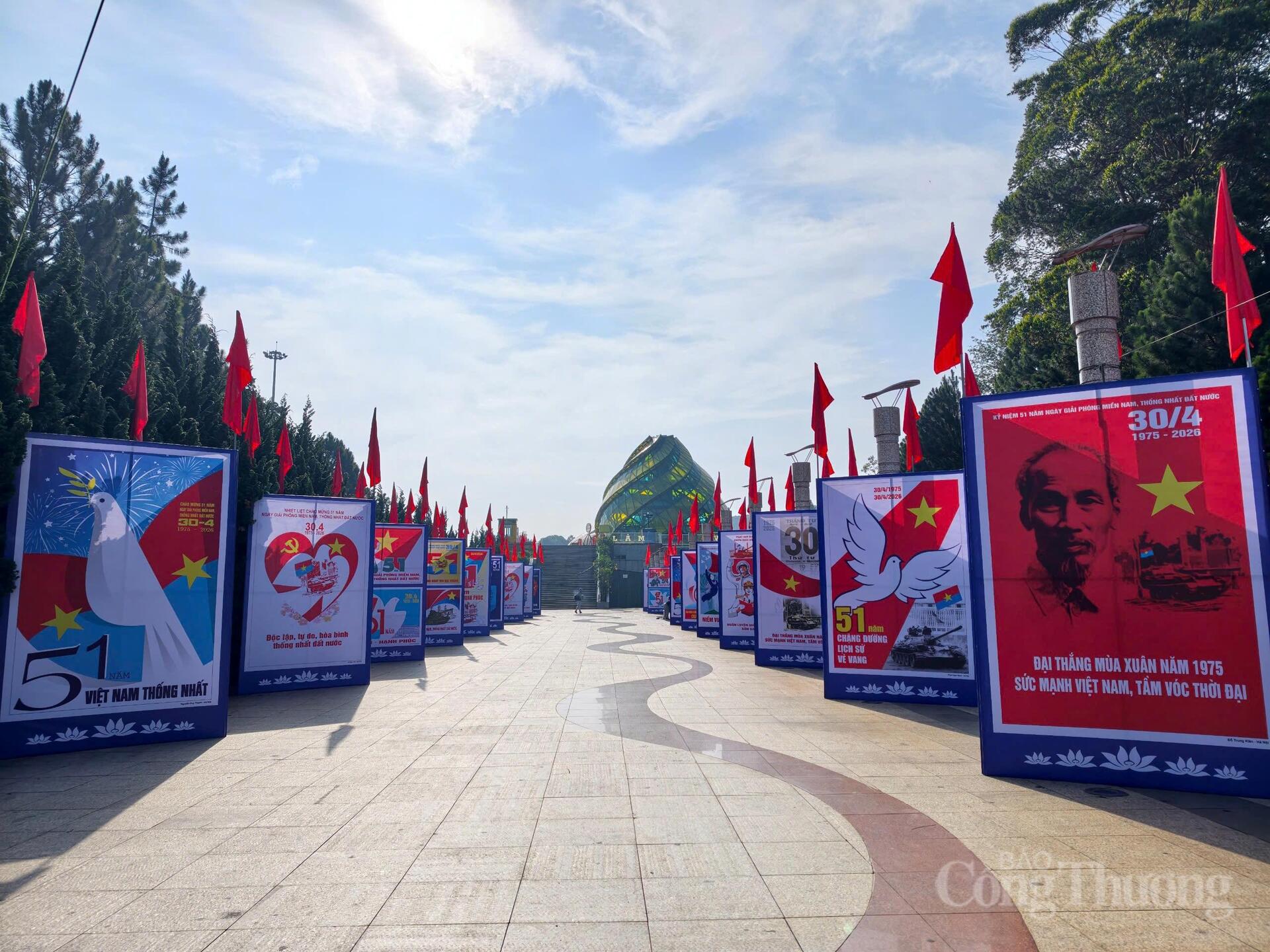 Không gian mở giúp triển lãm dễ dàng tiếp cận đông đảo công chúng. Ảnh: Lê Sơn