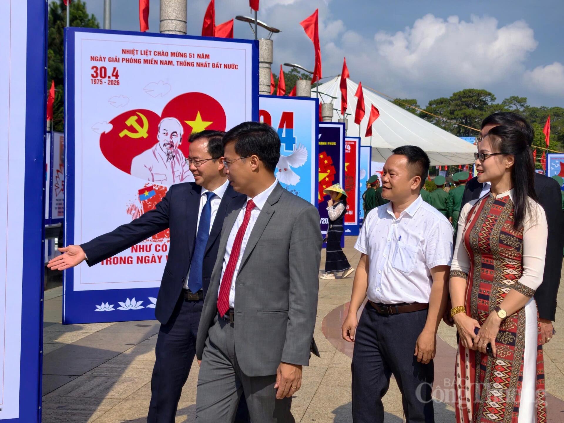 Các tác phẩm tranh cổ động được trưng bày ngoài trời, tạo điểm nhấn giữa trung tâm Đà Lạt. Ảnh: Lê Sơn