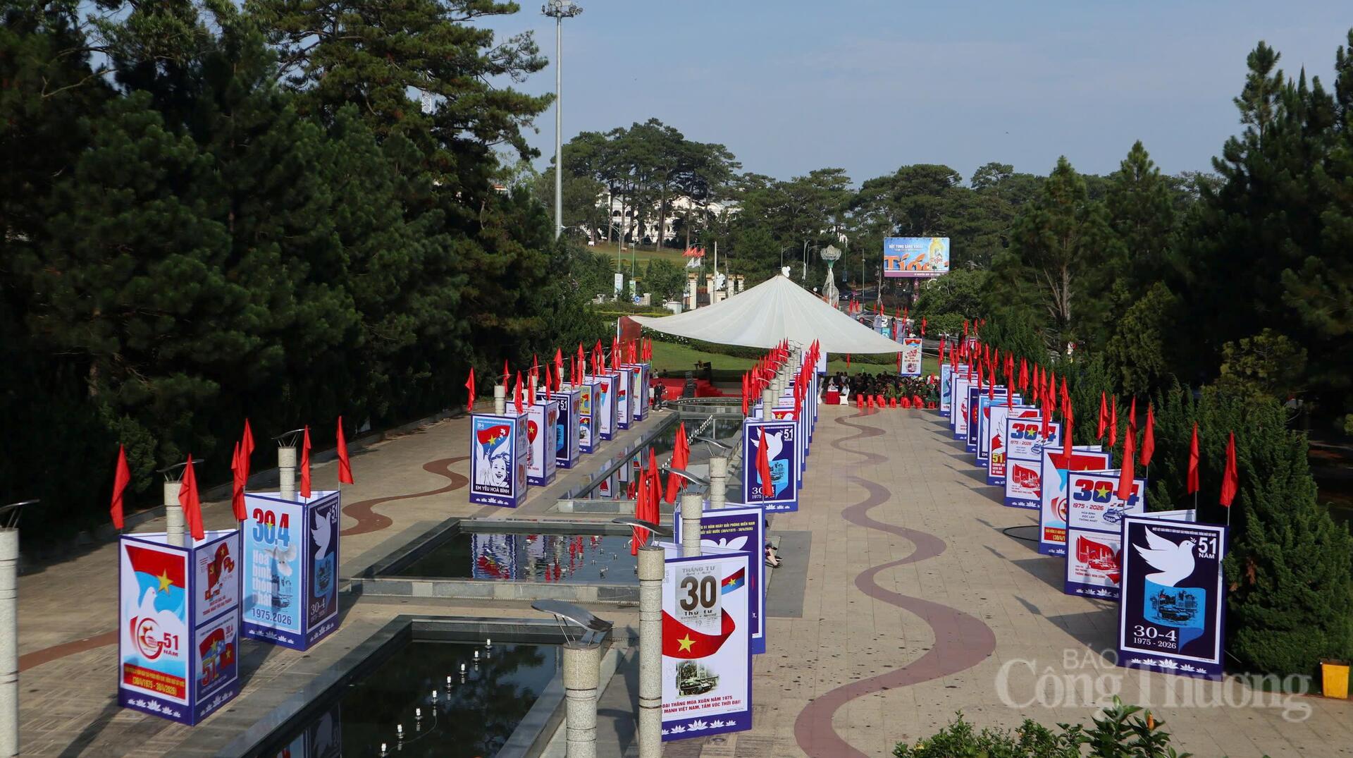 Triển lãm tranh cổ động kỷ niệm 51 năm Ngày Giải phóng hoàn toàn miền Nam, thống nhất đất nước (30/4/1975 – 30/4/2026) được tổ chức tại khu vực đài phun nước Quảng trường Lâm Viên (phường Xuân Hương - Đà Lạt). Ảnh: Lê Sơn