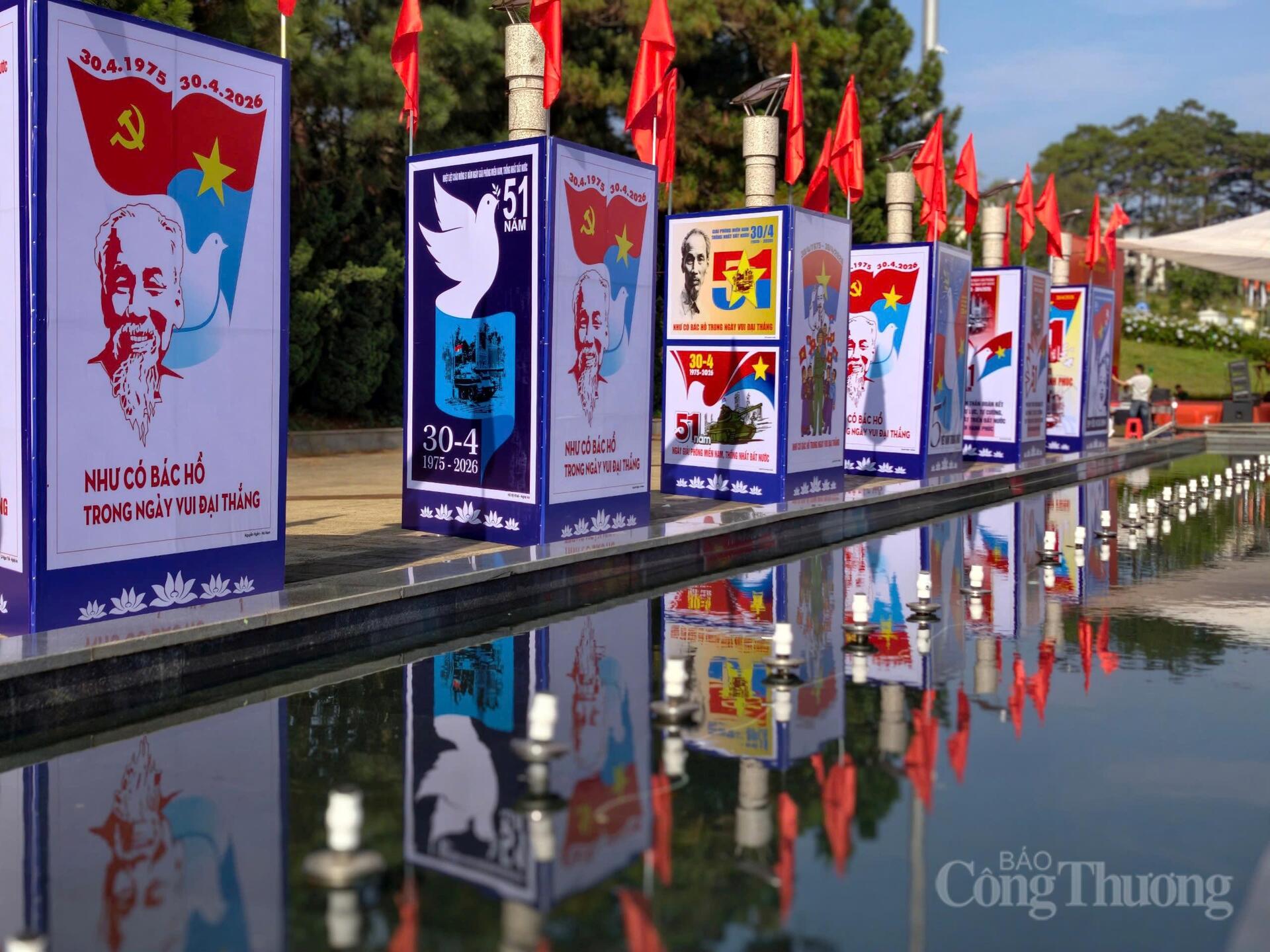 Tranh cổ động giúp thế hệ trẻ tiếp cận lịch sử theo cách trực quan, sinh động. Ảnh: Lê Sơn