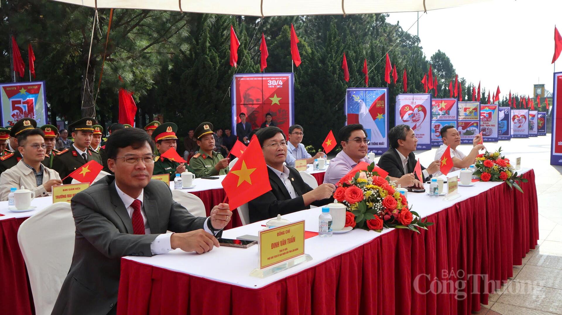 Các đại biểu tham dự lễ khai mạc. Ảnh: Lê Sơn