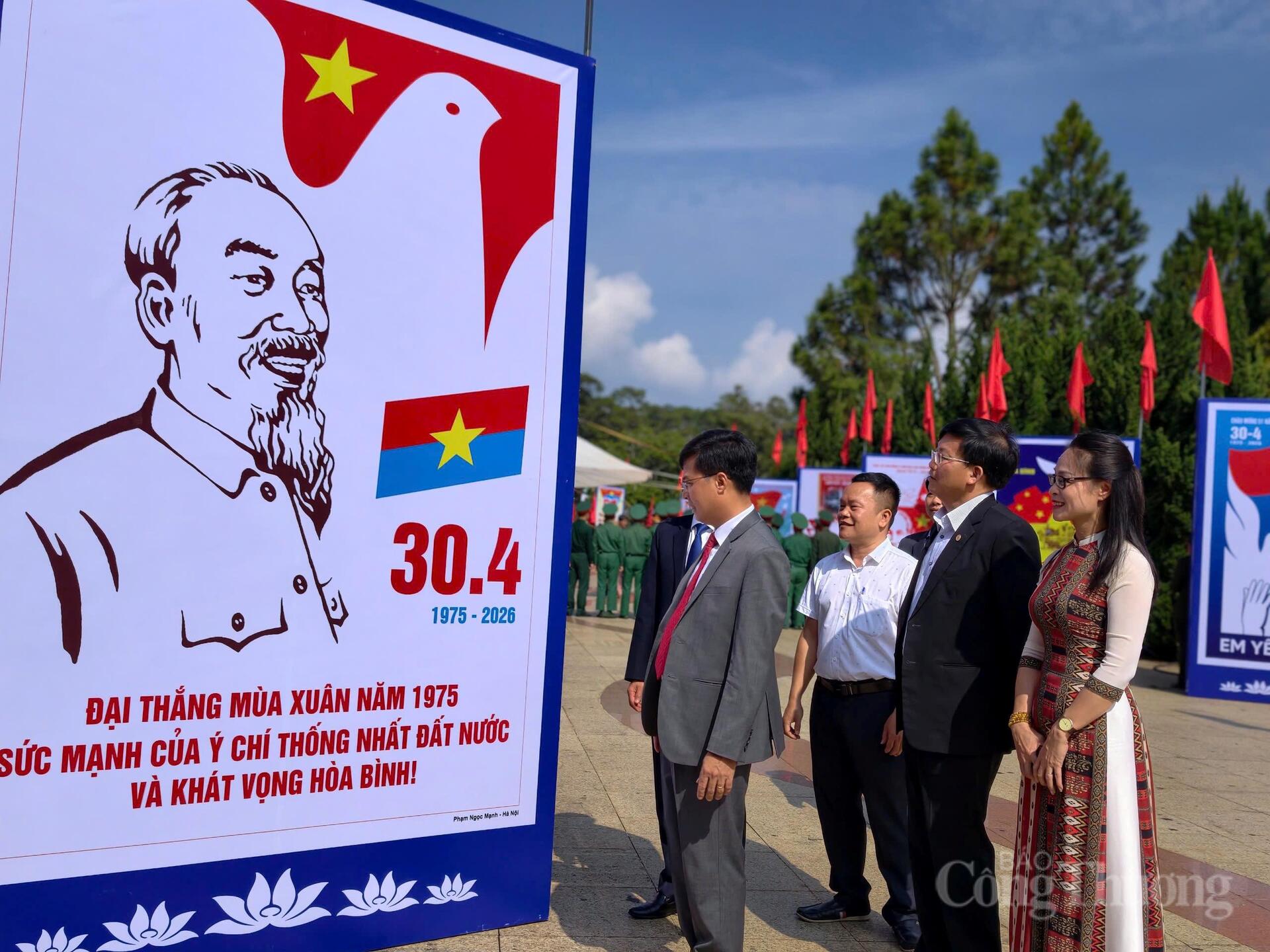 Mỗi bức tranh là một “thông điệp” về lòng yêu nước và khát vọng hòa bình. Ảnh: Lê Sơn