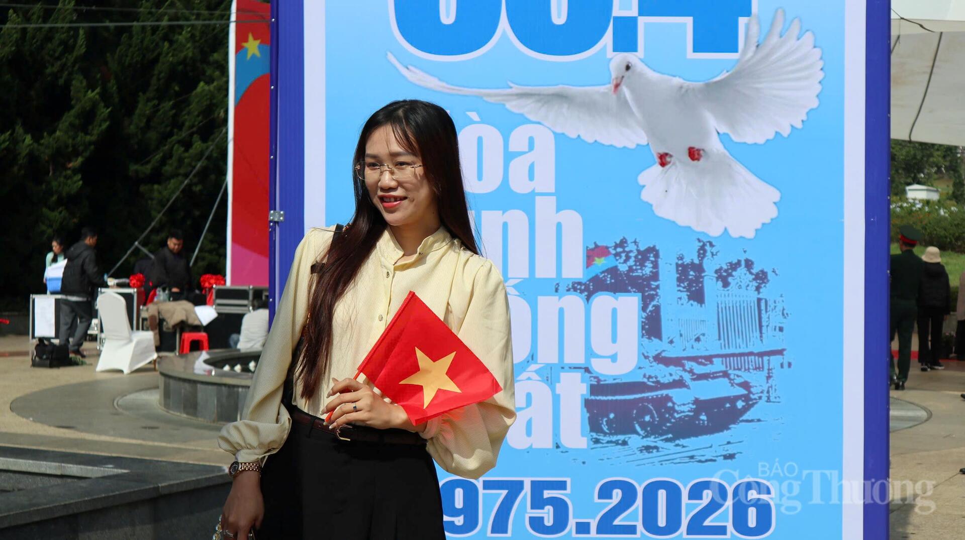 Giới trẻ thích thú check-in, tìm hiểu thông điệp lịch sử qua từng bức tranh. Ảnh: Lê Sơn