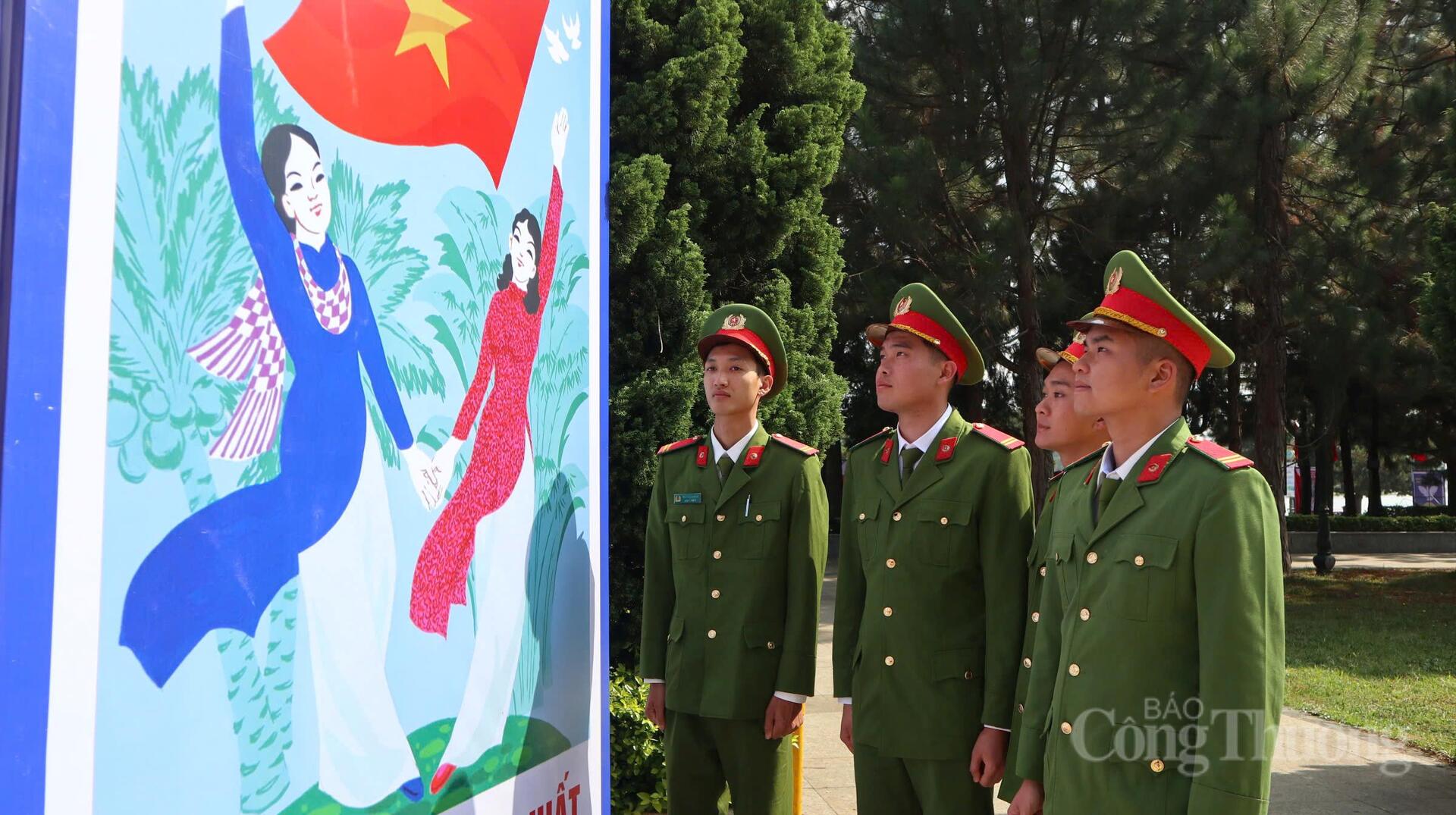 Màu sắc rực rỡ, bố cục mạnh mẽ của tranh cổ động thu hút ánh nhìn người xem. Ảnh: Lê Sơn