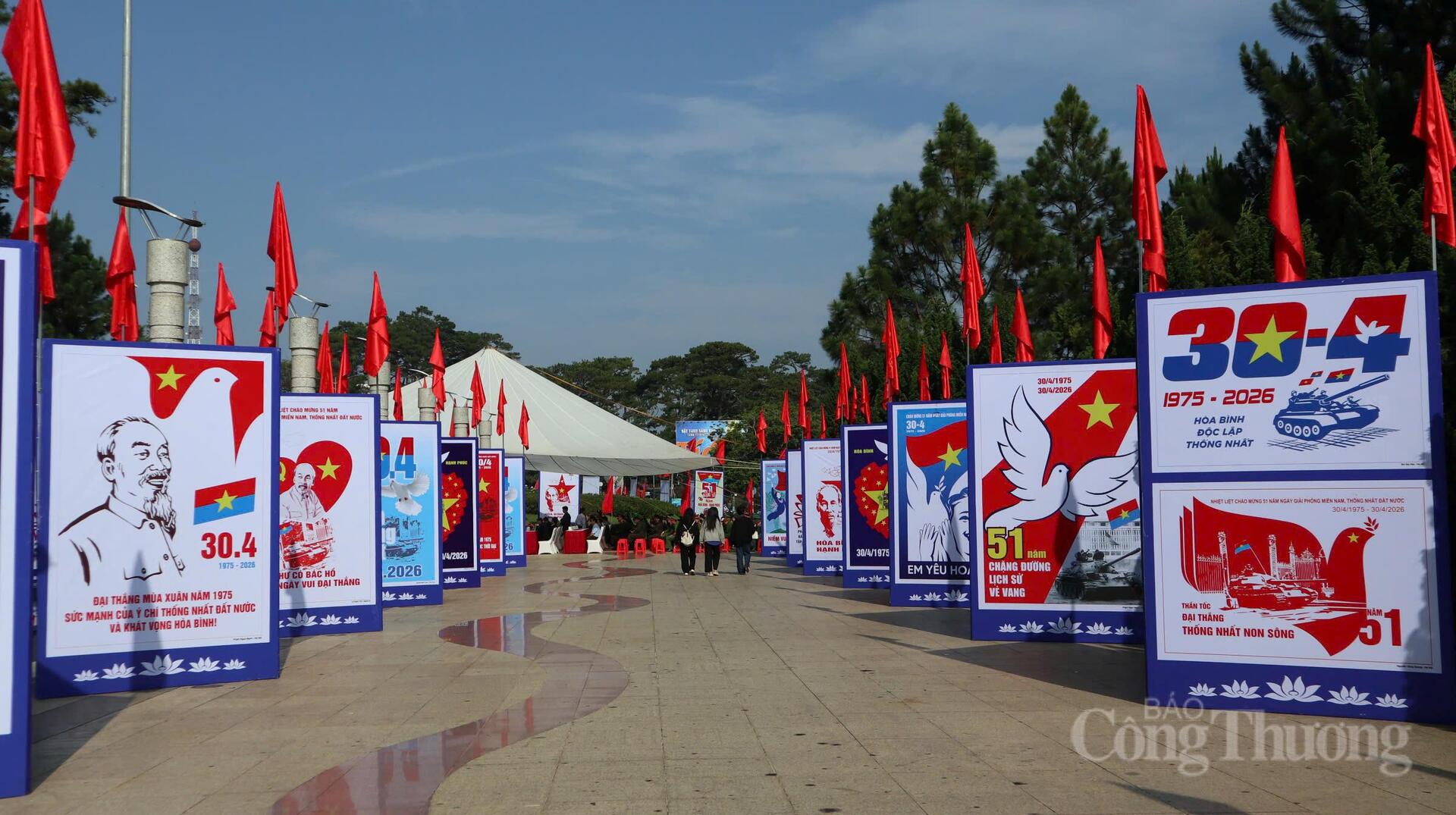 Triển lãm tranh cổ động không chỉ là một hoạt động văn hóa mang tính hình thức, mà còn cho thấy cách địa phương đang làm mới công tác tuyên truyền lịch sử, đưa giá trị truyền thống hòa vào đời sống đương đại. Ảnh: Lê Sơn