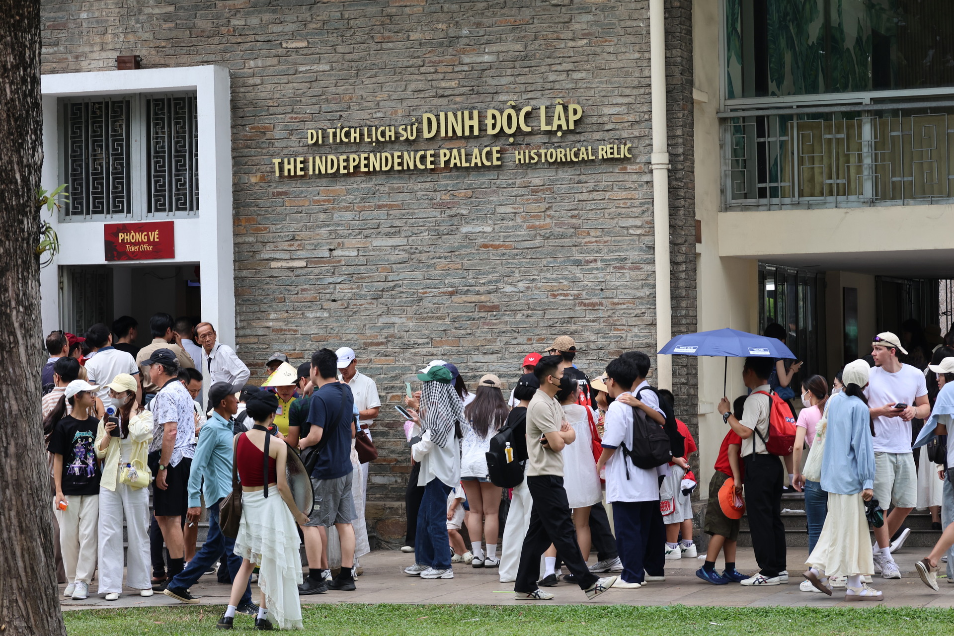 'Biển người' đổ về Dinh Độc Lập dịp 30/4, sống lại khoảnh khắc lịch sử - 2