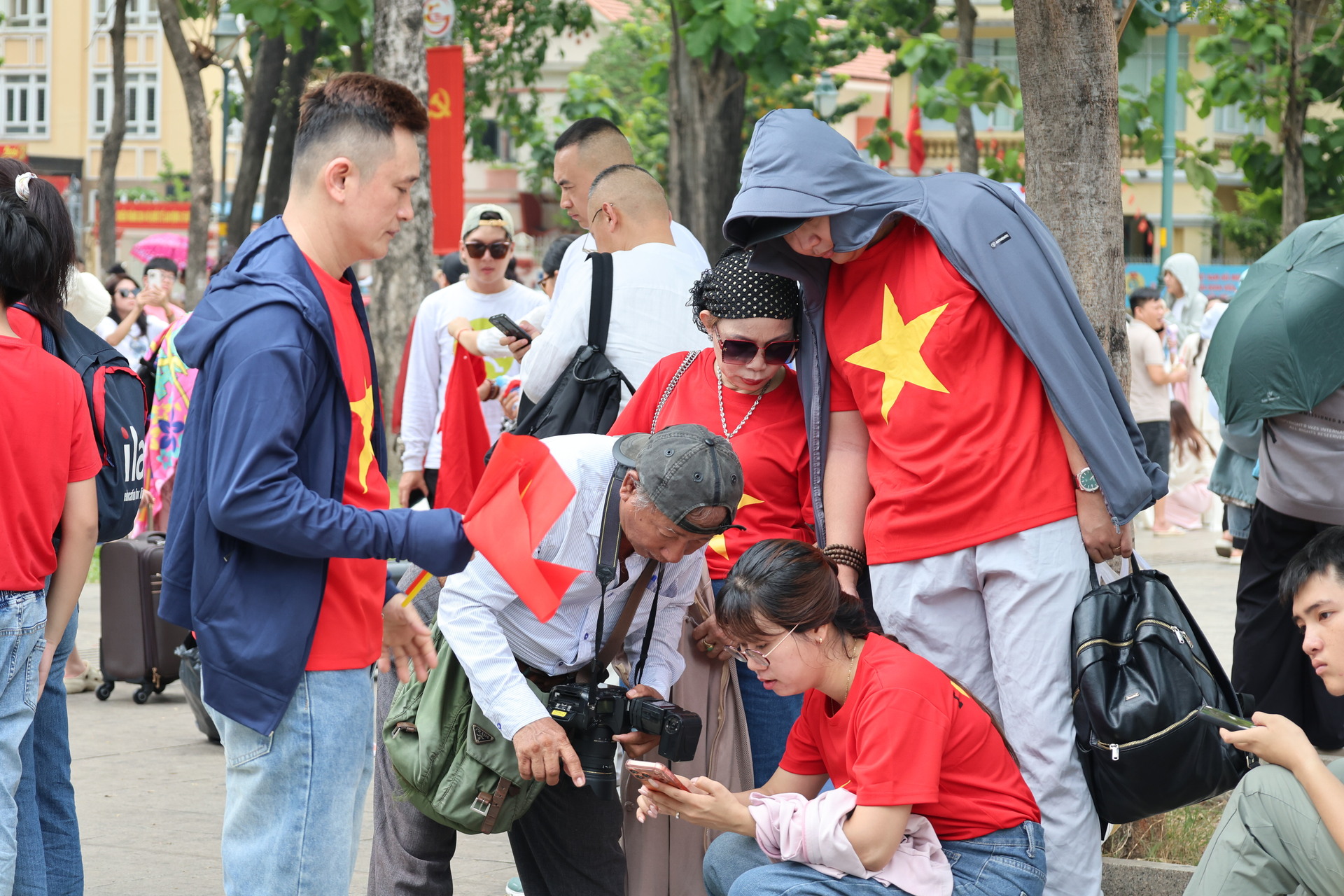 Nhiều gia đình mang theo cờ đỏ sao vàng, áo in hình cờ Tổ quốc vừa tham quan di tích lịch sử, vừa ghi lại những tấm hình kỷ niệm.