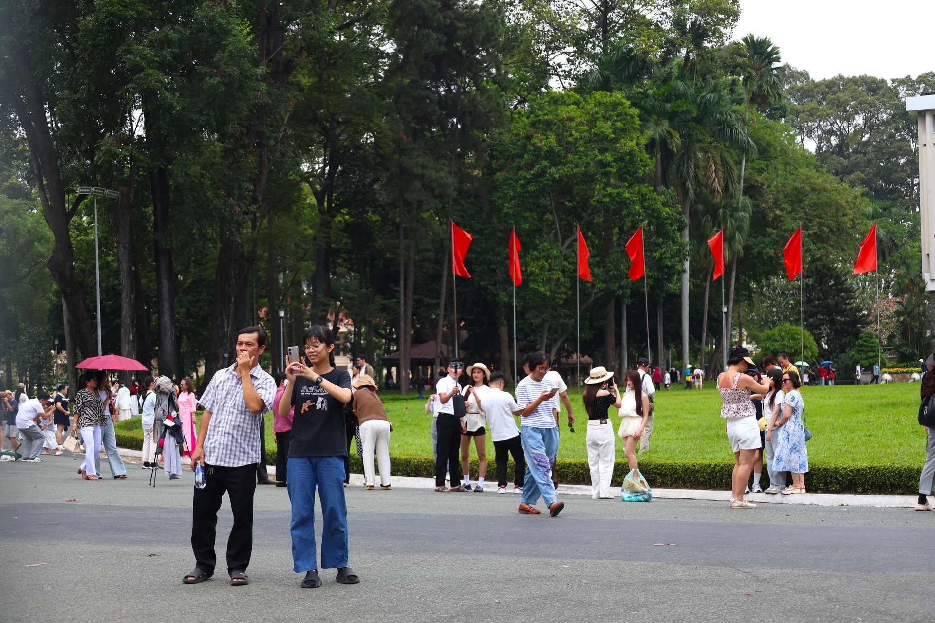 'Biển người' đổ về Dinh Độc Lập dịp 30/4, sống lại khoảnh khắc lịch sử - 14