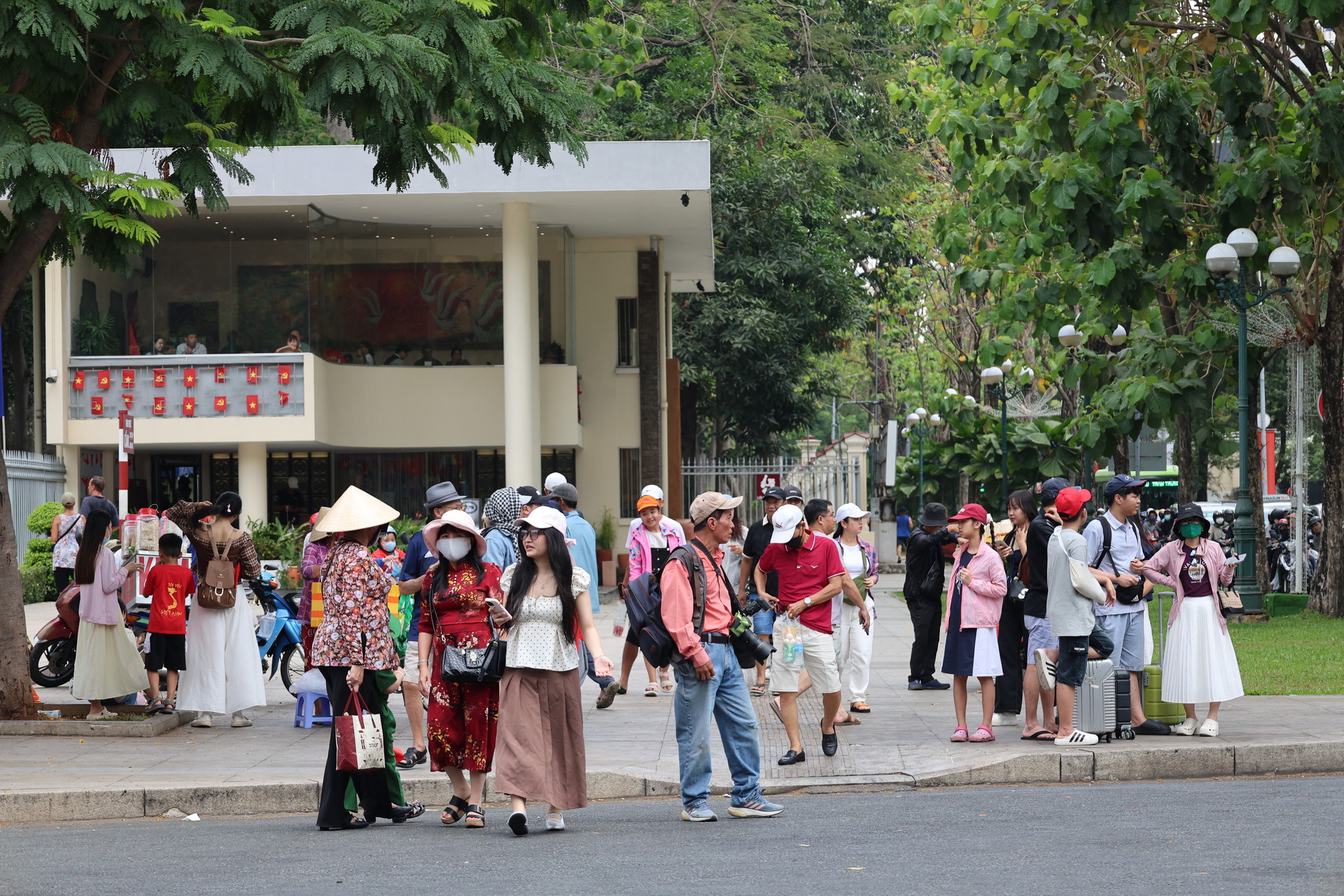 'Biển người' đổ về Dinh Độc Lập dịp 30/4, sống lại khoảnh khắc lịch sử - 20