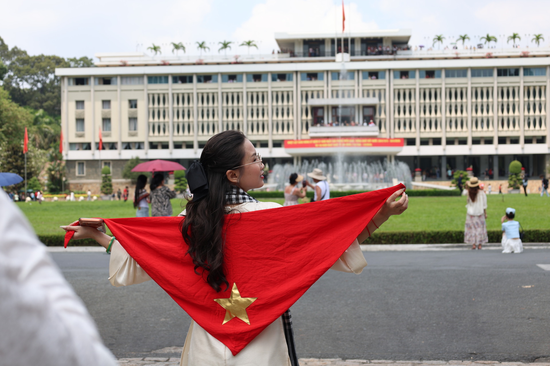 'Biển người' đổ về Dinh Độc Lập dịp 30/4, sống lại khoảnh khắc lịch sử - 9