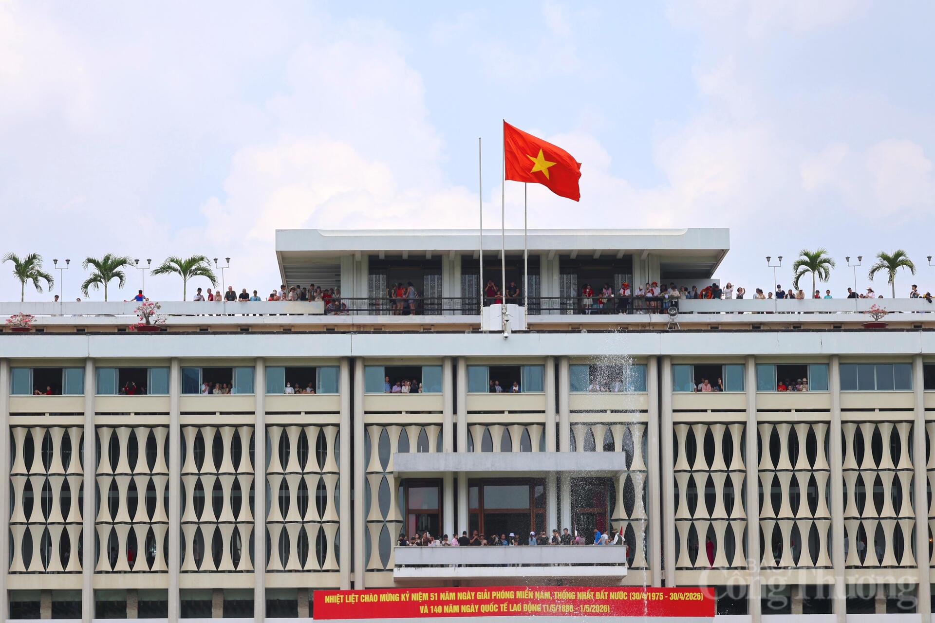 'Biển người' đổ về Dinh Độc Lập dịp 30/4, sống lại khoảnh khắc lịch sử - 11