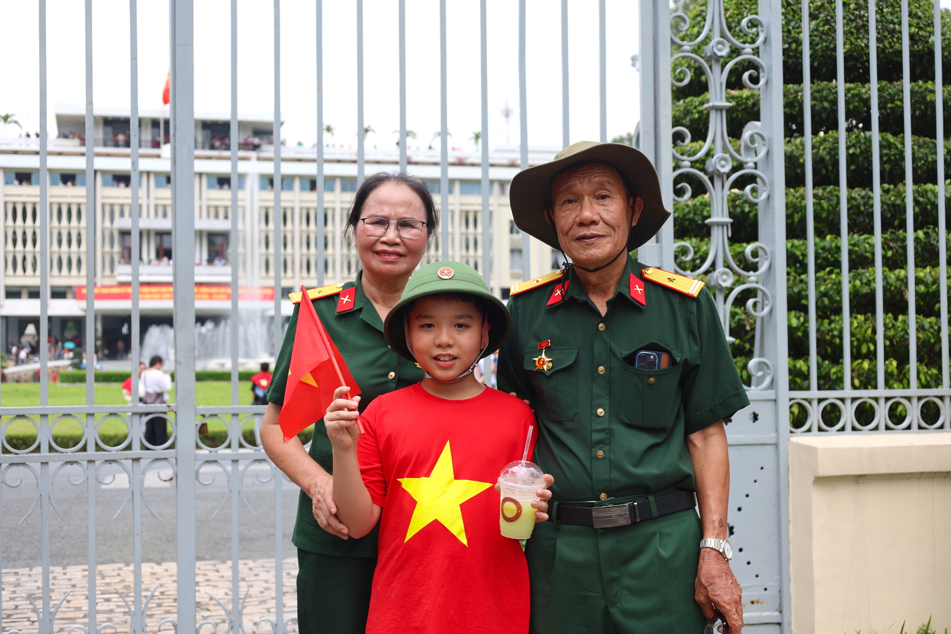 Là cựu chiến binh từng trực tiếp tham gia Chiến dịch Hồ Chí Minh lịch sử, với ông Nguyễn Ngọc Tâm (tỉnh Thanh Hoá), ngày 30/4 hàng năm là dịp để quay trở lại Dinh Độc Lập, sống lại khoảnh khắc hào hùng của dân tộc. "Mỗi năm, tôi và gia đình đều đến đây, vừa để ôn lại lịch sử, vừa để giáo dục con cháu về truyền thống yêu nước, biết ơn các đồng đội đã hy sinh để bảo vệ Tổ quốc", ông Tâm nói.