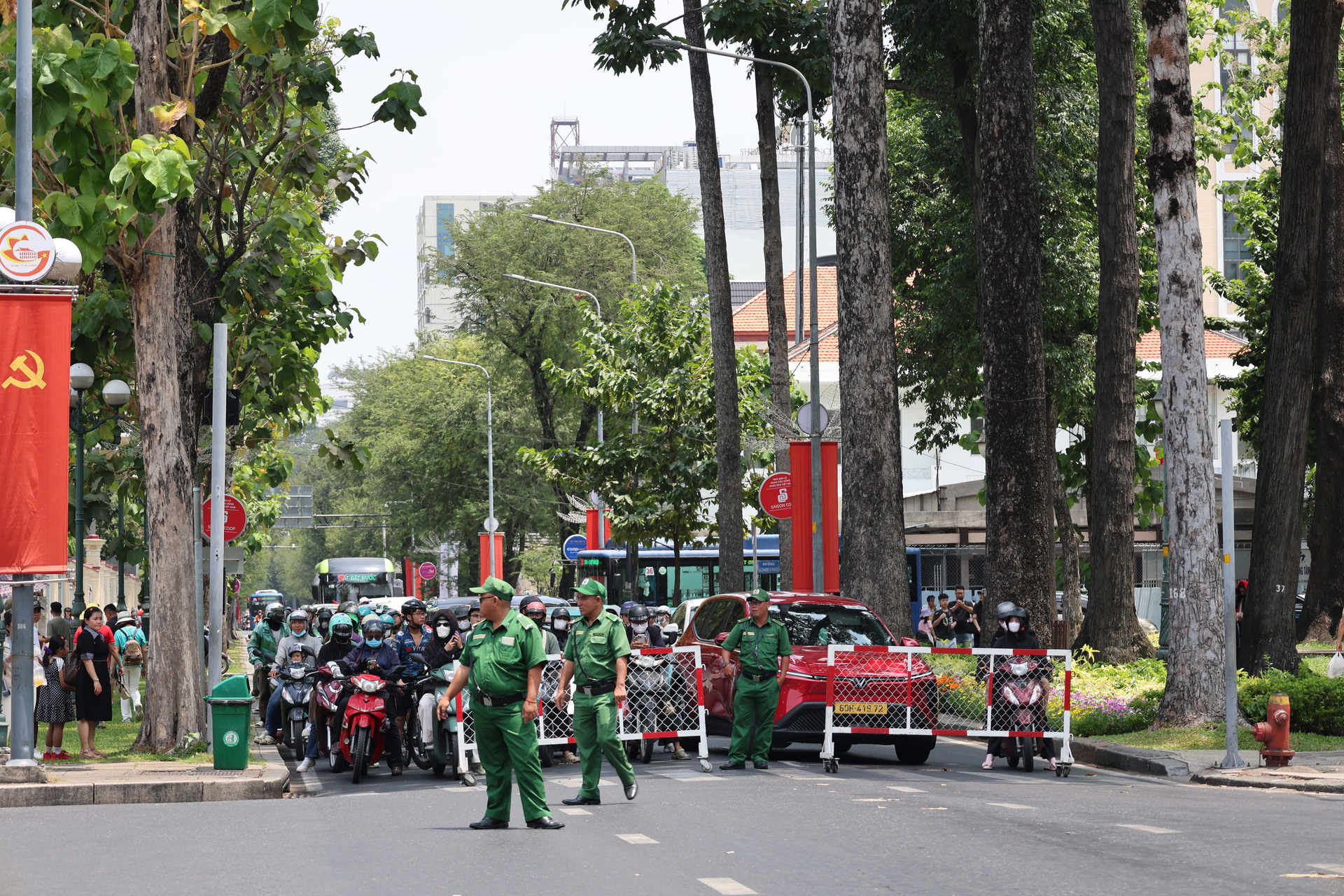 'Biển người' đổ về Dinh Độc Lập dịp 30/4, sống lại khoảnh khắc lịch sử - 4