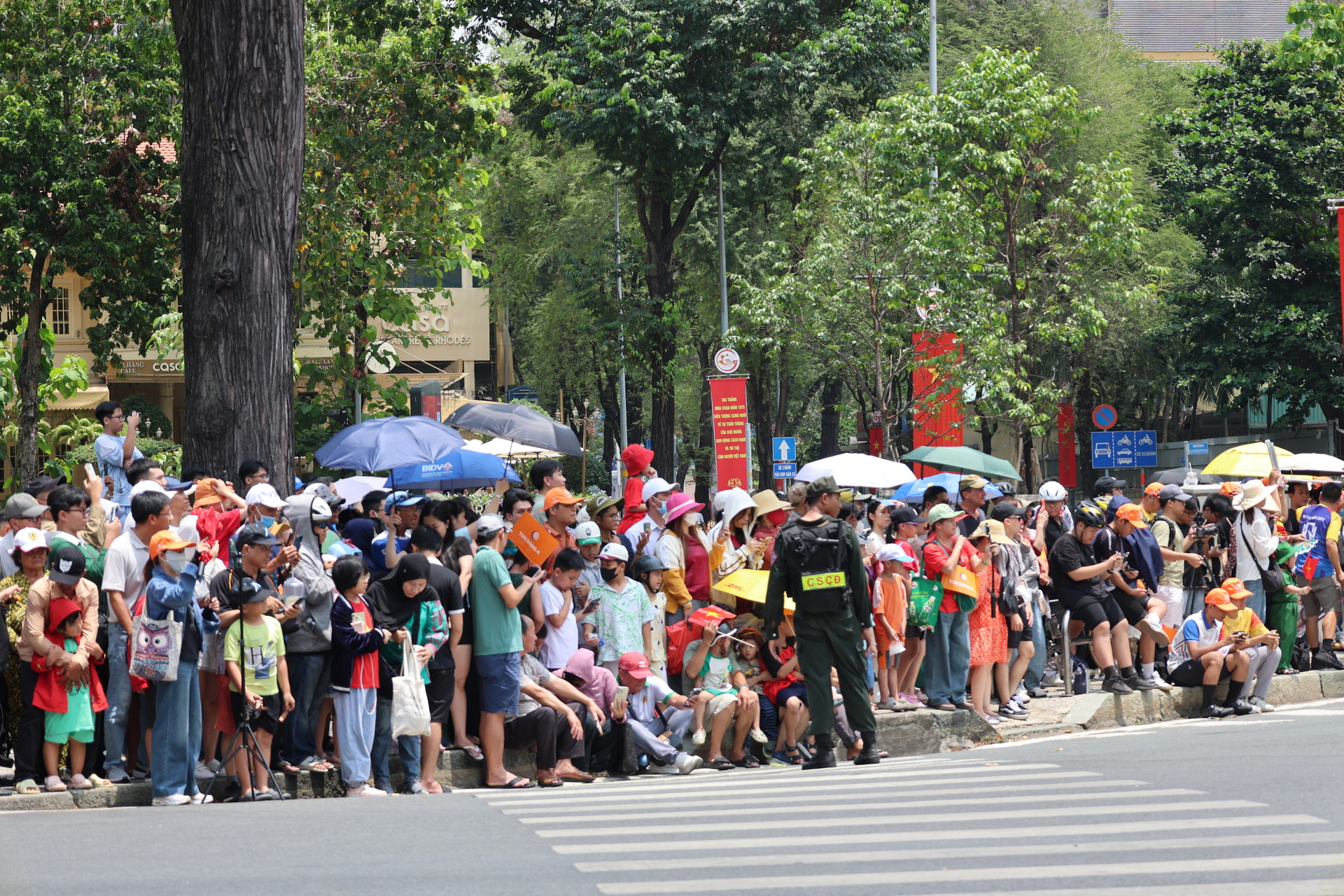 'Biển người' đổ về Dinh Độc Lập dịp 30/4, sống lại khoảnh khắc lịch sử - 18