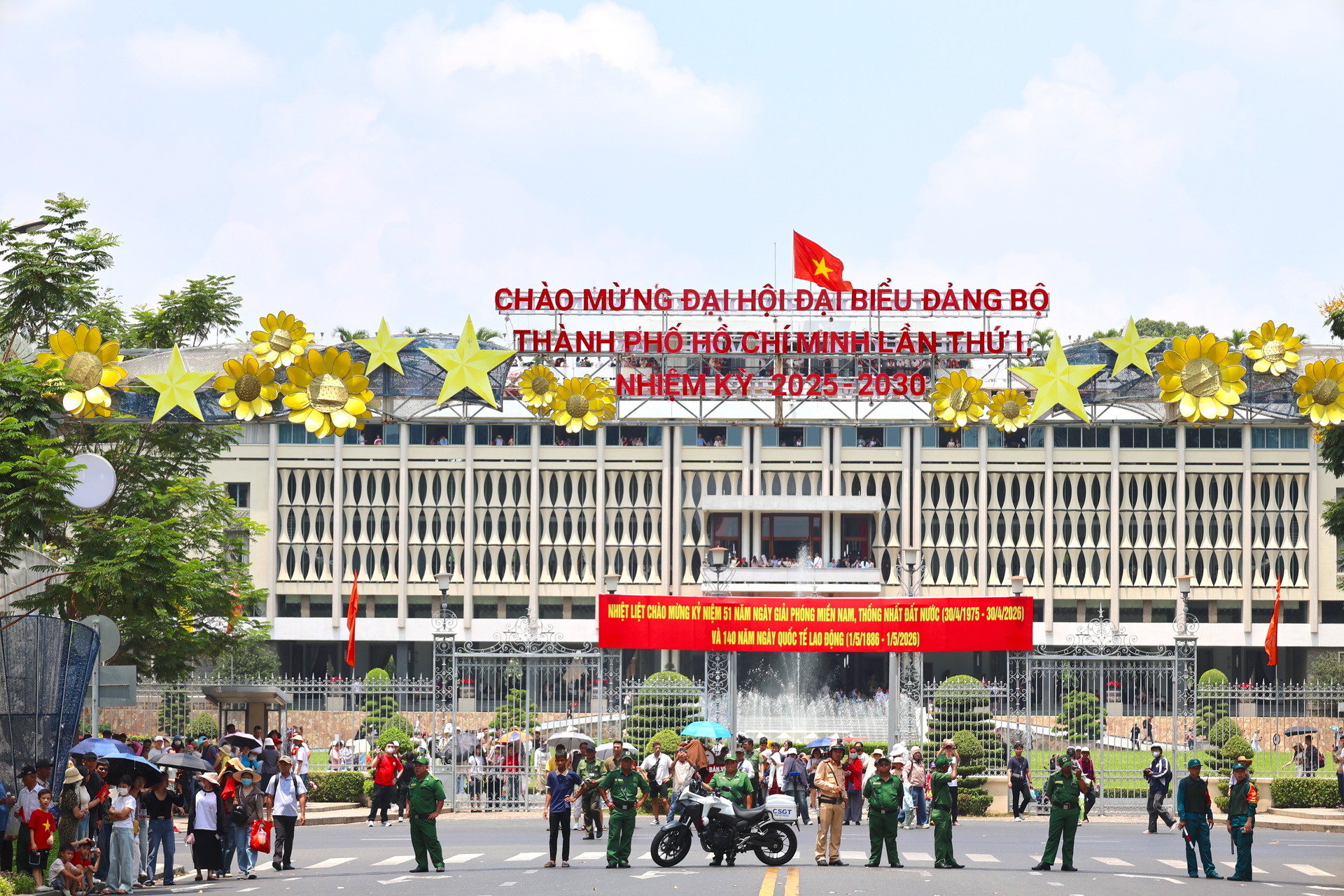 Dịp kỷ niệm 30/4 năm nay, dòng người đổ về Dinh Độc Lập ghi nhận tăng mạnh, tạo nên không khí trang nghiêm nhưng cũng đầy sôi động giữa trung tâm TP. Hồ Chí Minh.