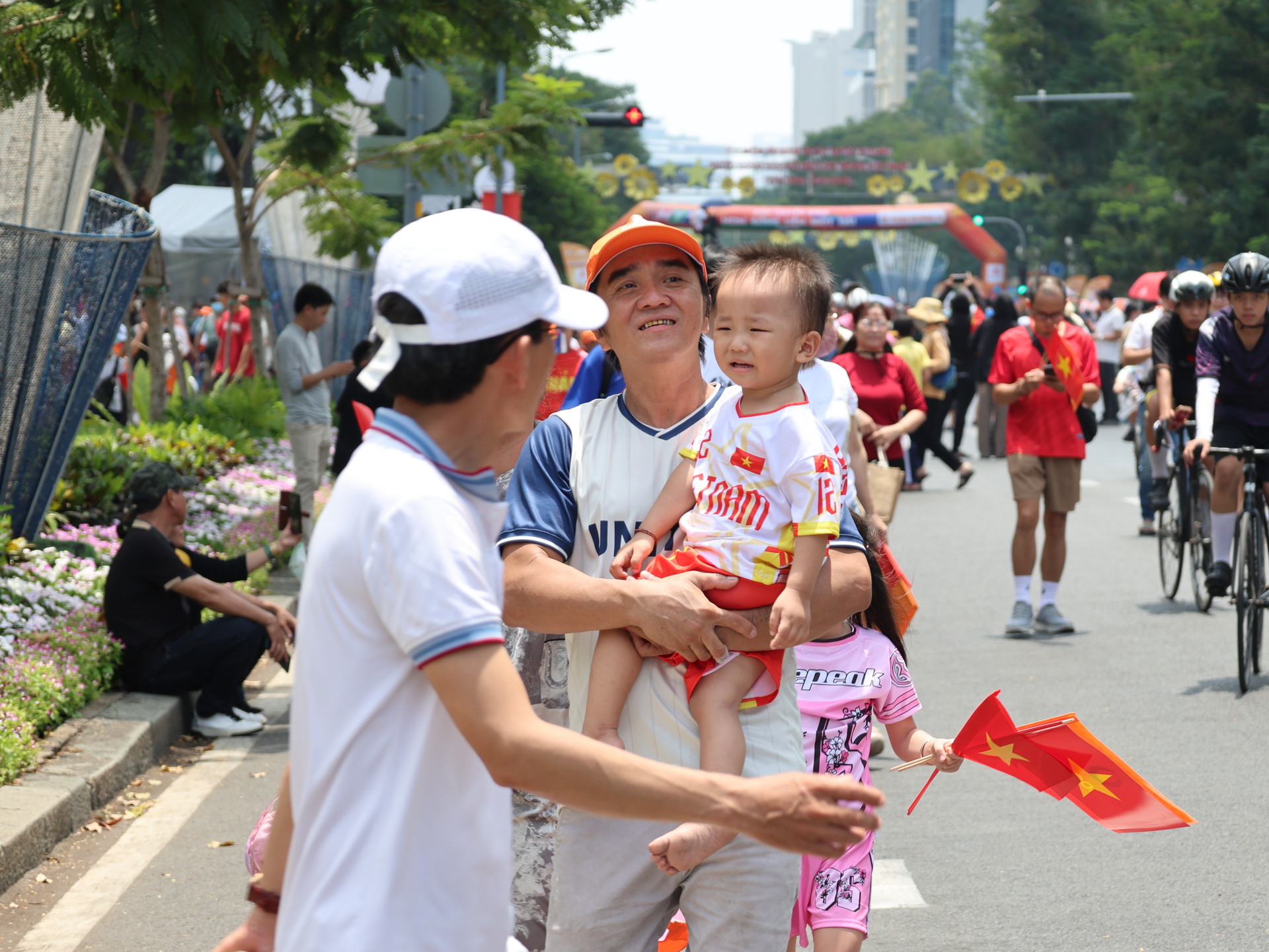 Nhiều em nhỏ cũng được bố mẹ đưa đến tham quan Dinh Độc Lập trong ngày lễ lớn.