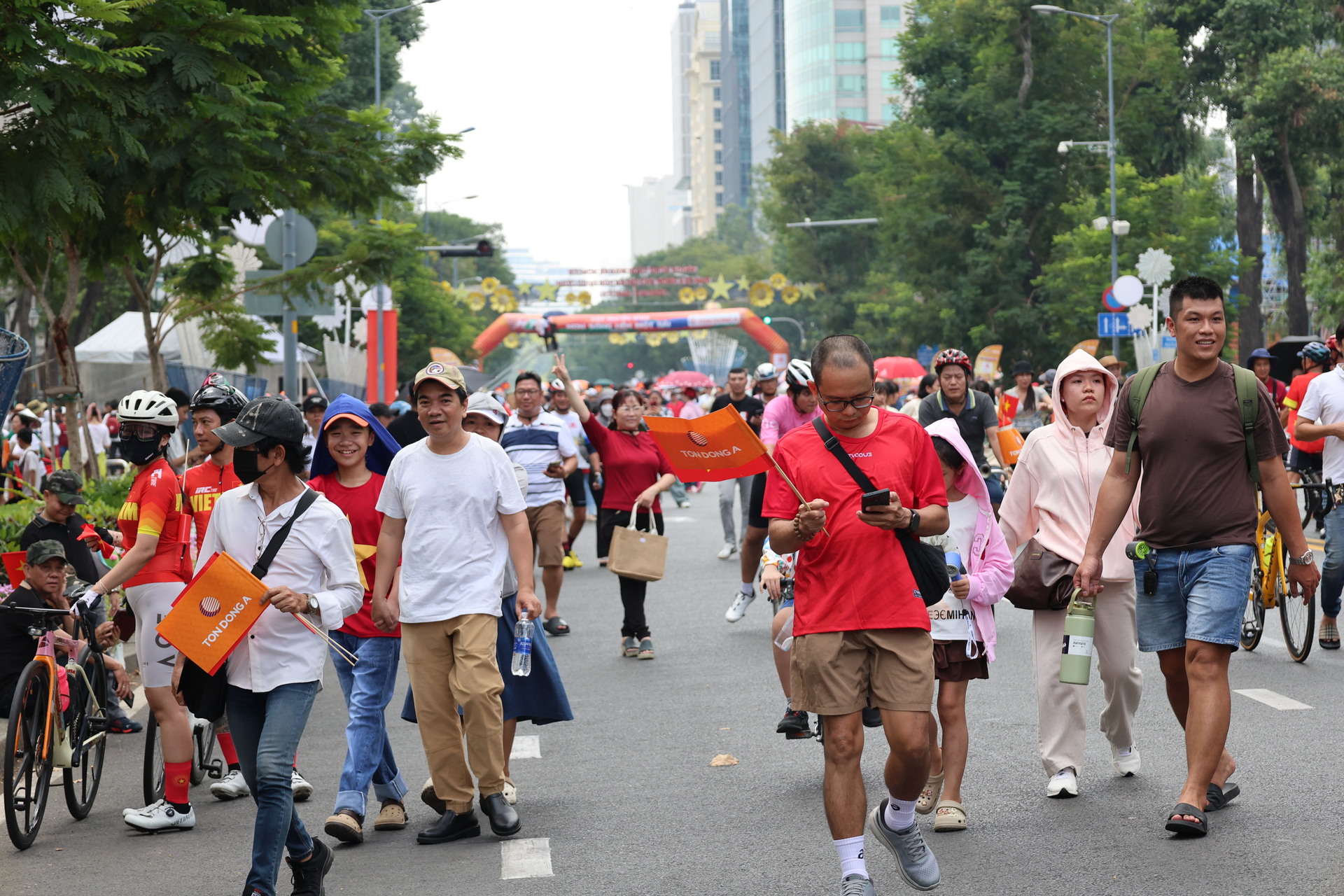 'Biển người' đổ về Dinh Độc Lập dịp 30/4, sống lại khoảnh khắc lịch sử - 16