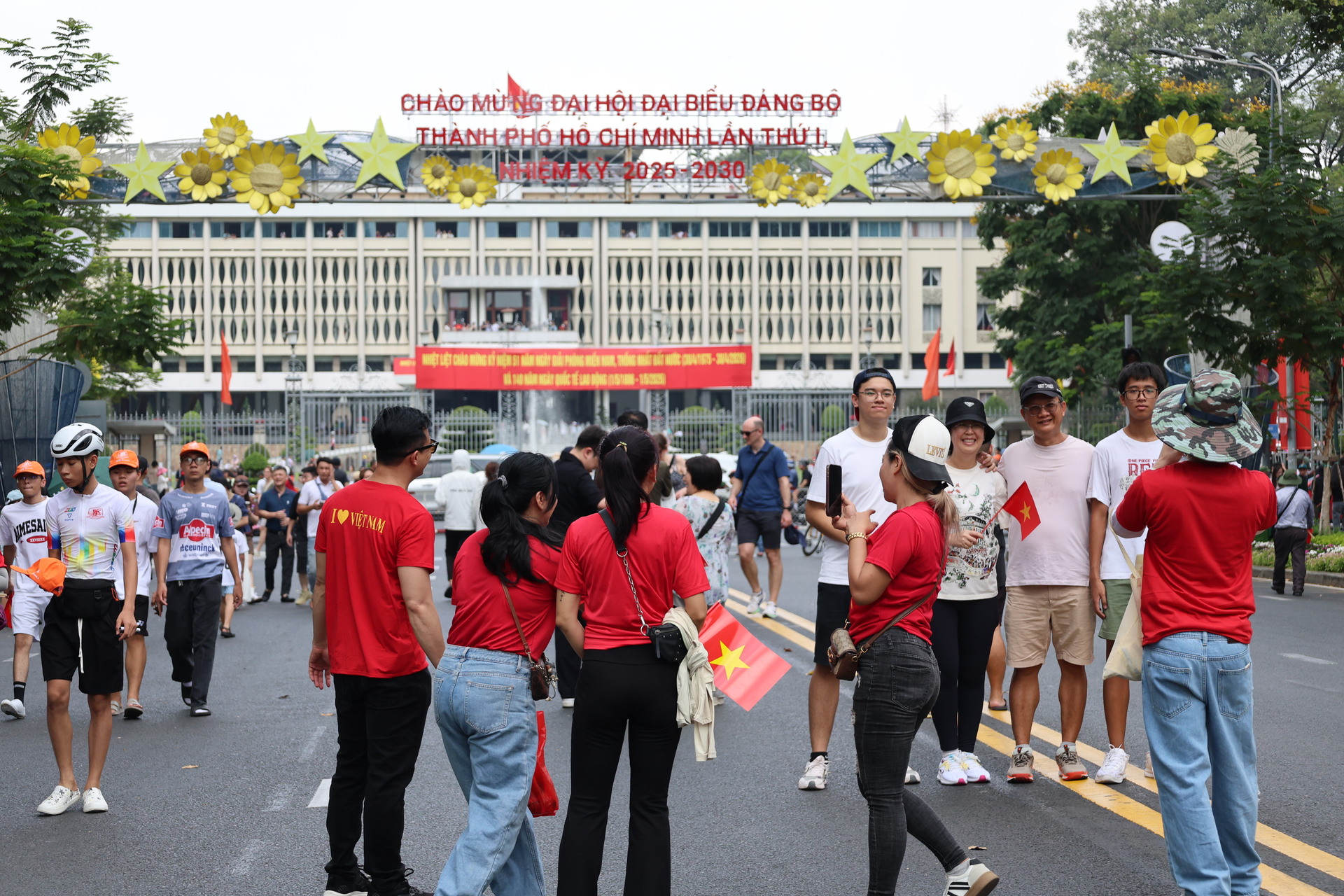 'Biển người' đổ về Dinh Độc Lập dịp 30/4, sống lại khoảnh khắc lịch sử - 17