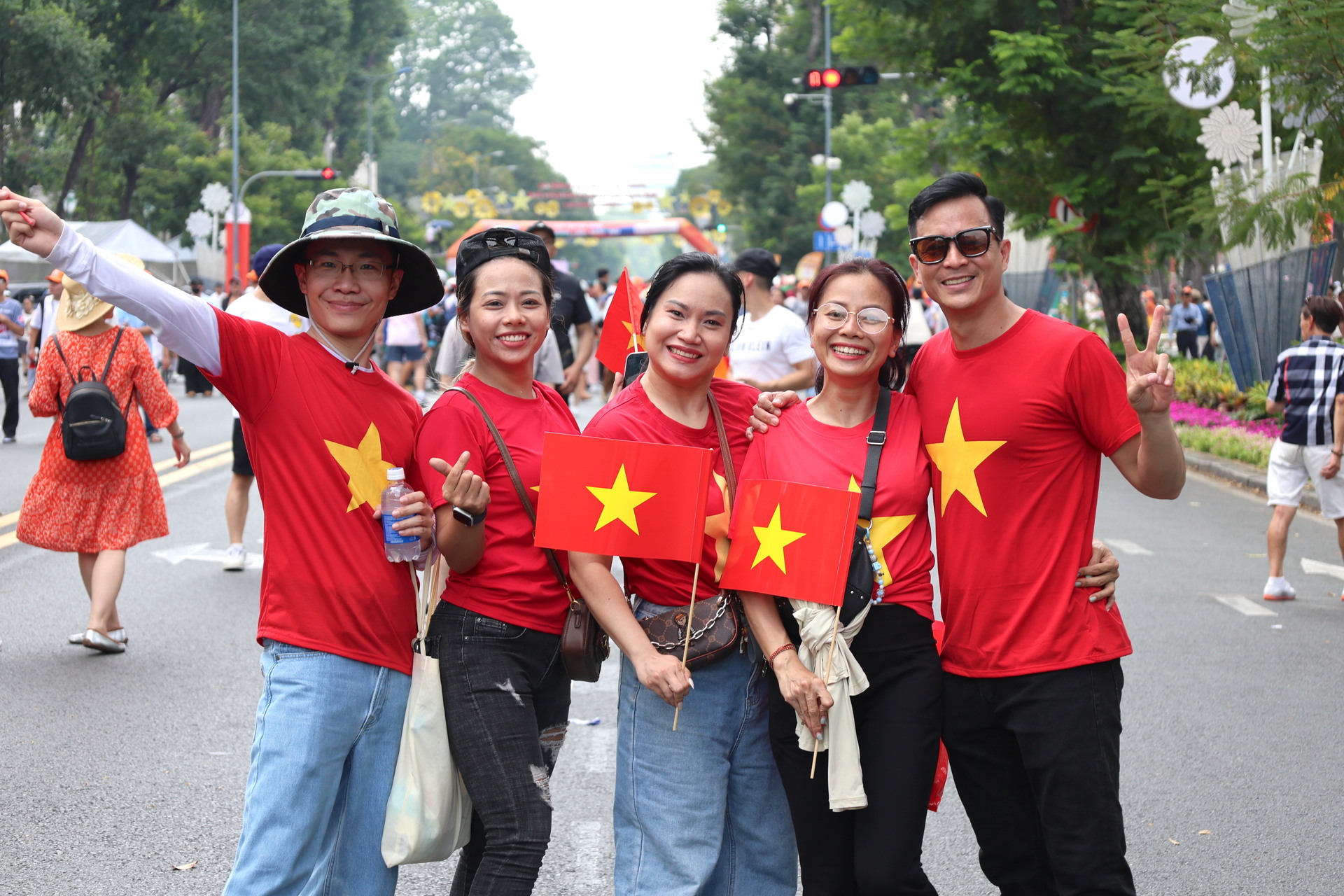 Nhiều nhóm bạn trẻ đến Dinh Độc Lập với tâm thế hào hứng, chủ động tìm hiểu lịch sử thay vì chỉ tham quan đơn thuần. Có mặt từ 8h sáng, nhóm yoga Bình Tân (TP. Hồ Chí Minh) bày tỏ sự hào hứng trước khi vào tham quan Dinh Độc Lập.