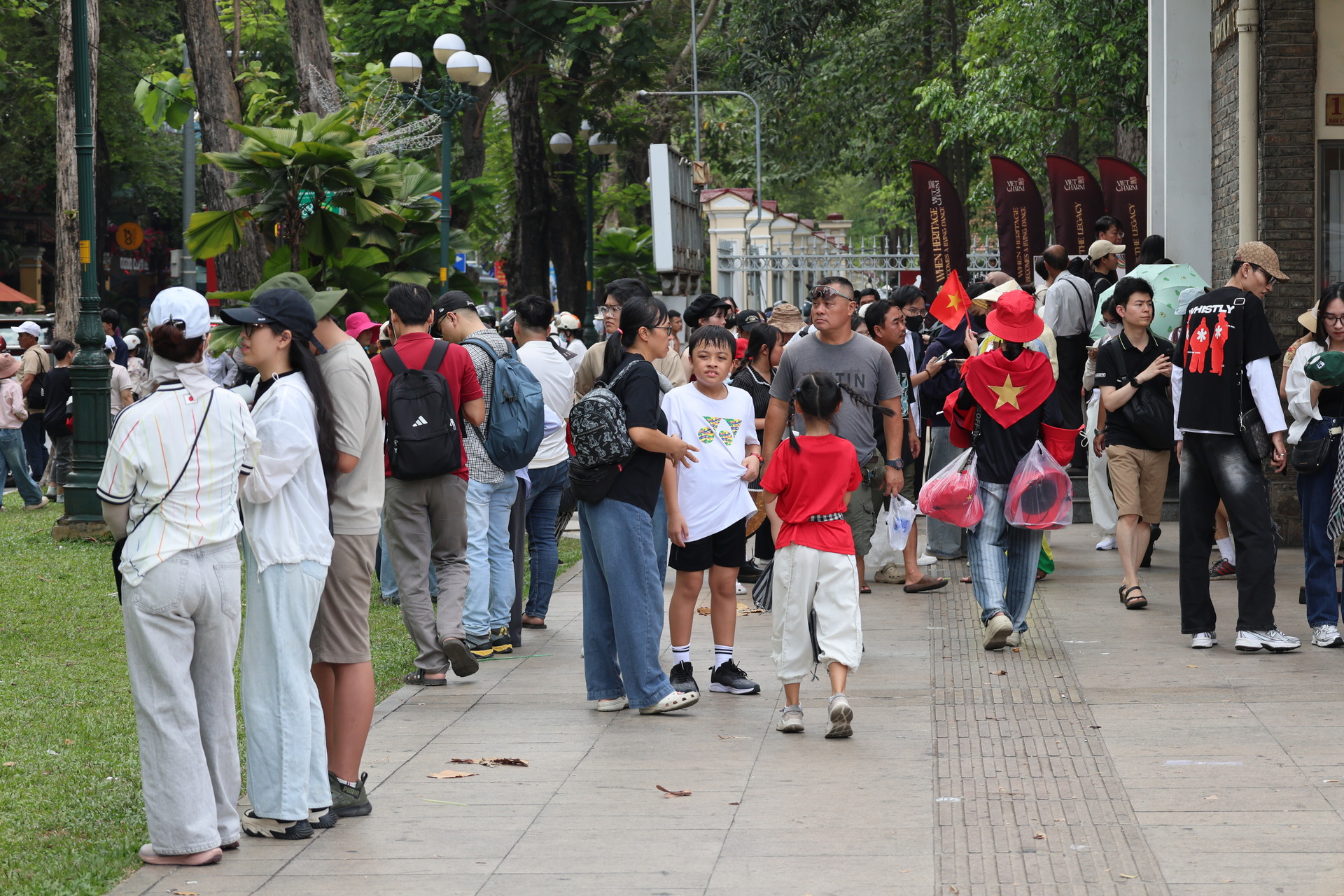 'Biển người' đổ về Dinh Độc Lập dịp 30/4, sống lại khoảnh khắc lịch sử - 5