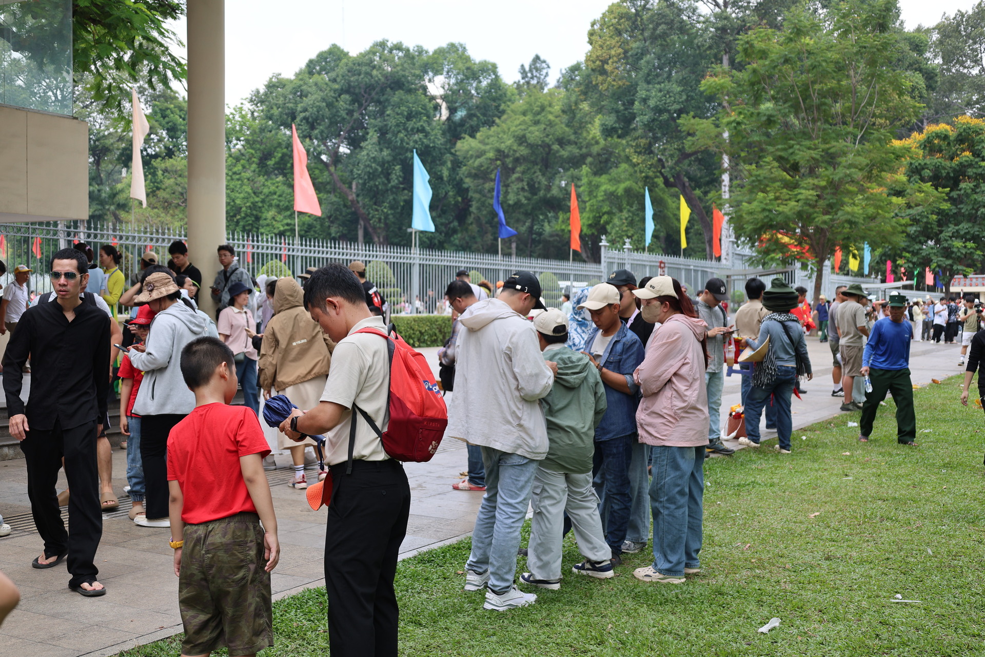 'Biển người' đổ về Dinh Độc Lập dịp 30/4, sống lại khoảnh khắc lịch sử - 6