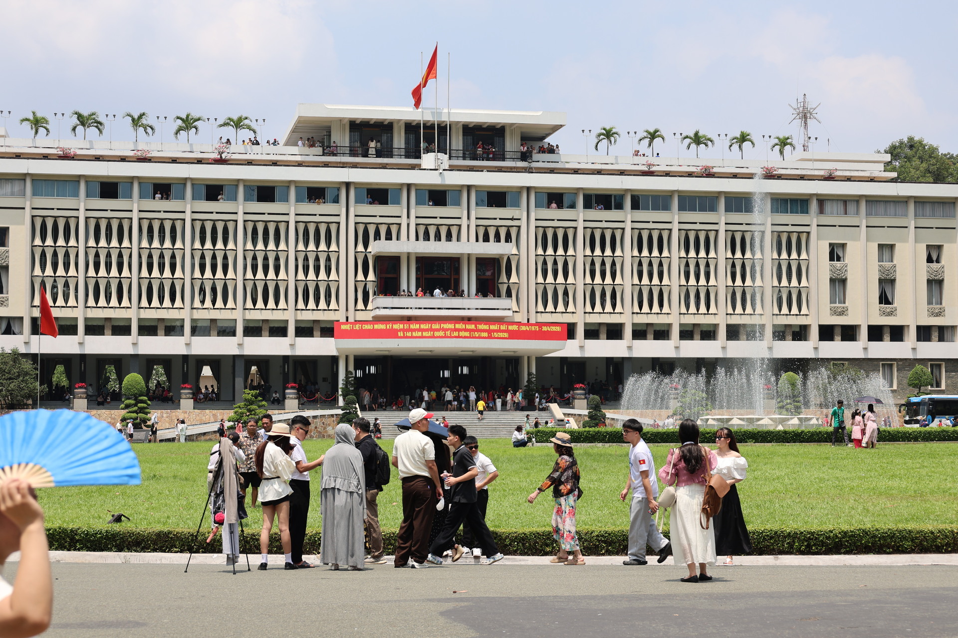 'Biển người' đổ về Dinh Độc Lập dịp 30/4, sống lại khoảnh khắc lịch sử - 13