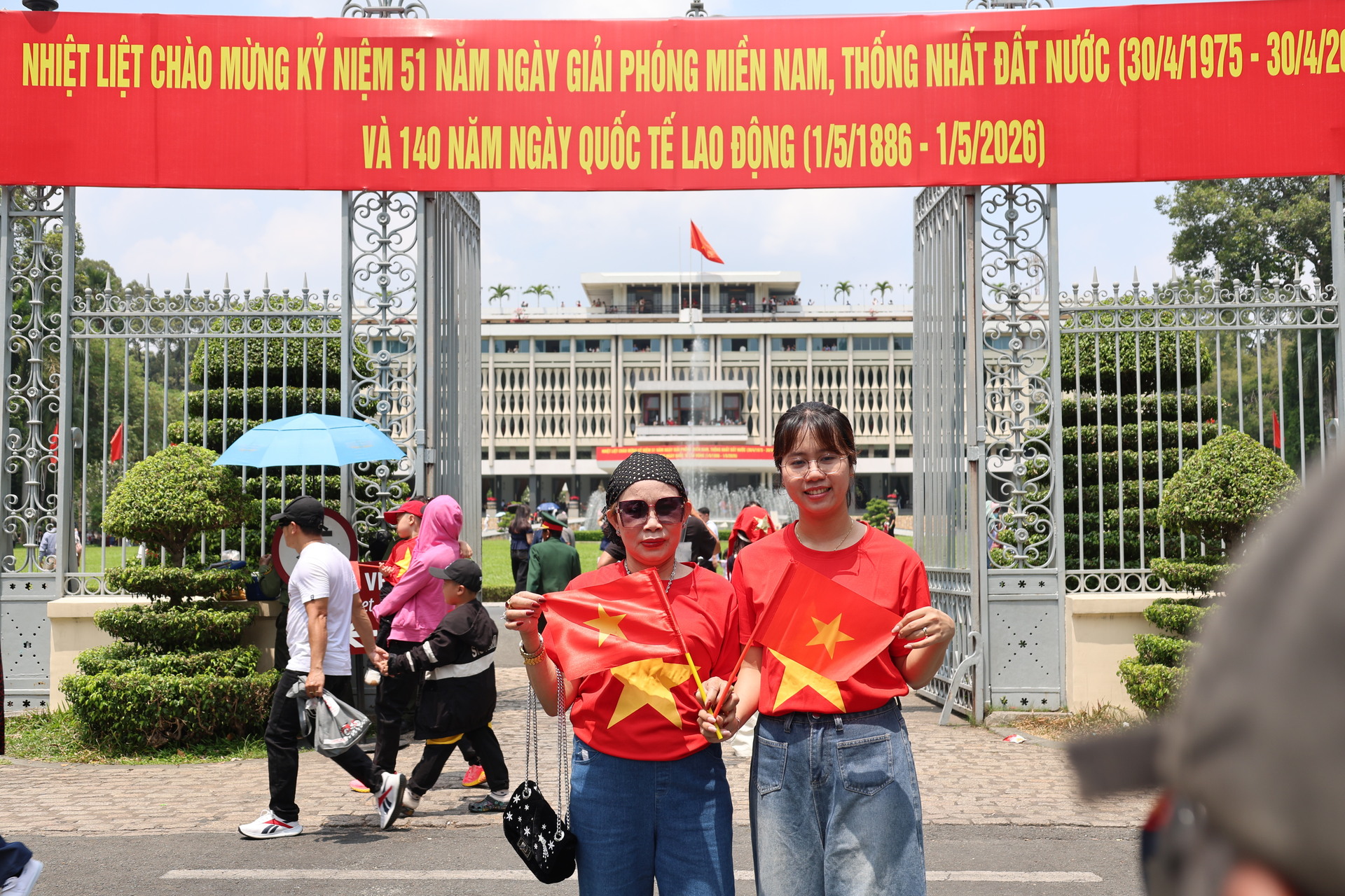 Có mặt tại Dinh Độc Lập từ sáng sớm, bà Huỳnh Mỹ Linh (56 tuổi, tỉnh Tây Ninh) cùng gia đình tranh thủ tận hưởng kỳ nghỉ lễ 30/4. Bà cho biết, chuyến tham quan không chỉ mang ý nghĩa thư giãn mà còn là cơ hội để các con được tìm hiểu về lịch sử dân tộc.
