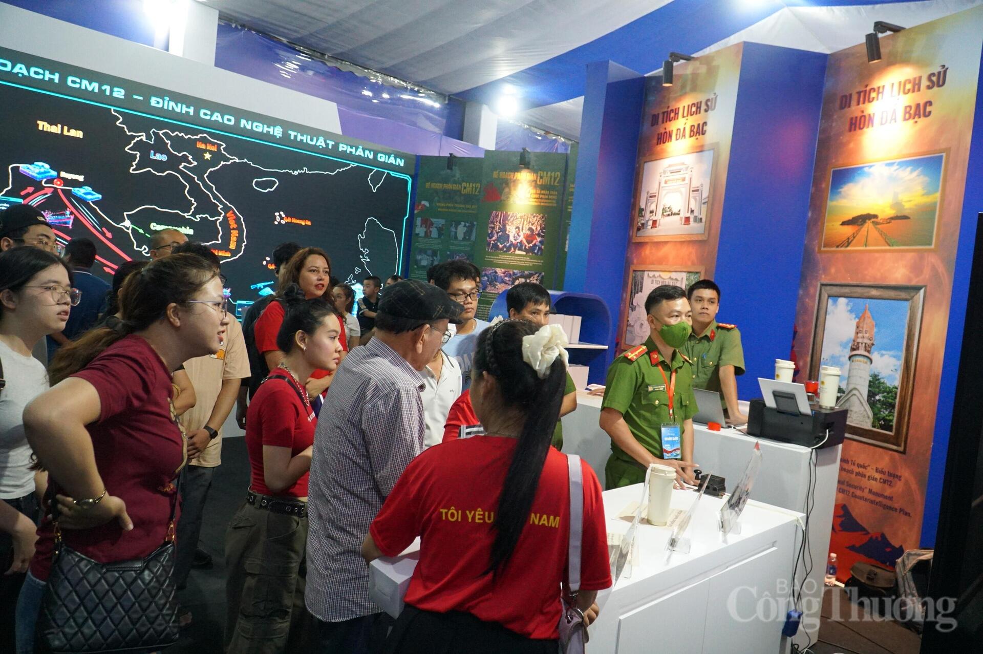 Đà Nẵng: Hàng chục nghìn người dân trải nghiệm triển lãm 'Tổ quốc bình yên' - 6