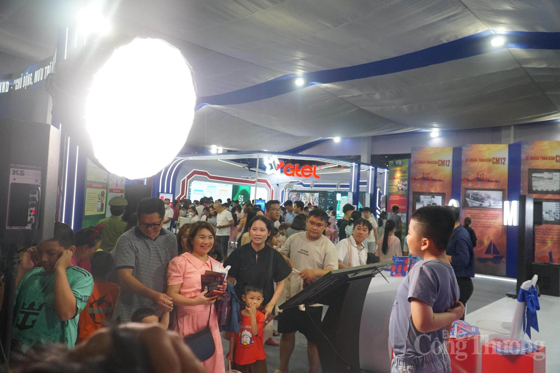 Đà Nẵng: Hàng chục nghìn người dân trải nghiệm triển lãm 'Tổ quốc bình yên' - 2