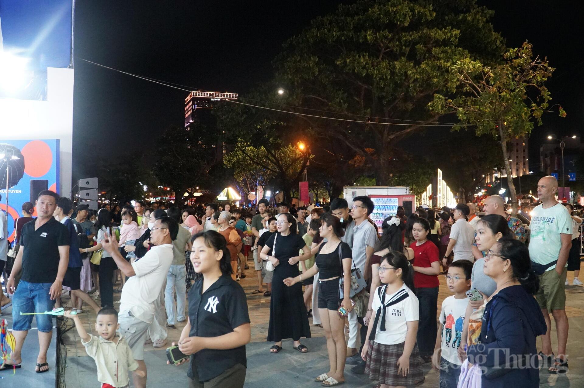 Đà Nẵng: Hàng chục nghìn người dân trải nghiệm triển lãm 'Tổ quốc bình yên' - 1