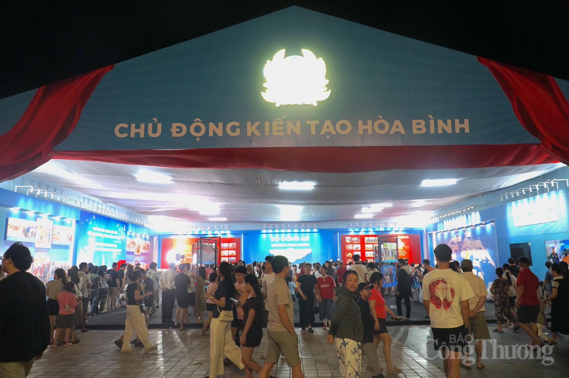 Đà Nẵng: Hàng chục nghìn người dân trải nghiệm triển lãm 'Tổ quốc bình yên' - 12