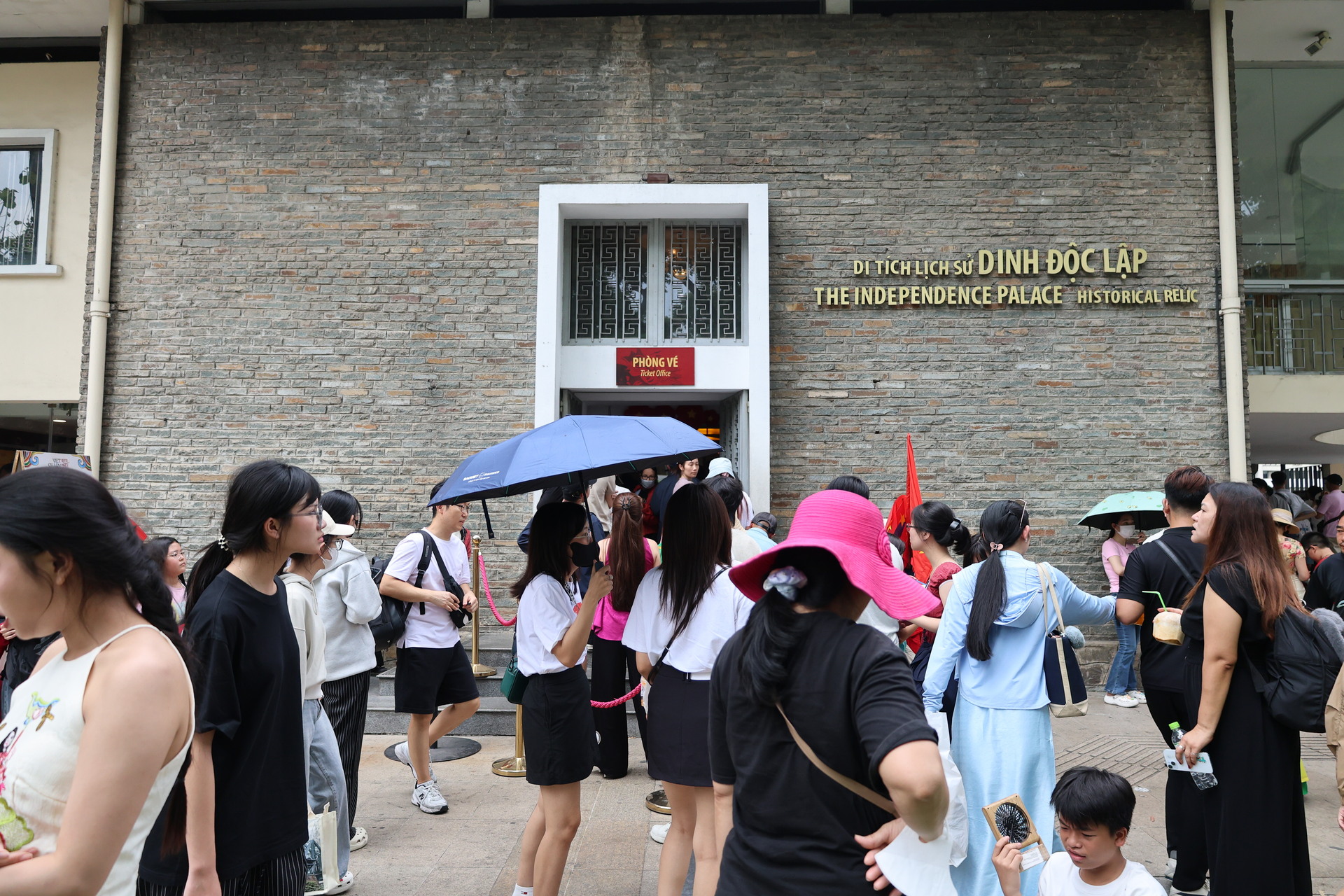 'Biển người' đổ về Dinh Độc Lập dịp 30/4, sống lại khoảnh khắc lịch sử - 3