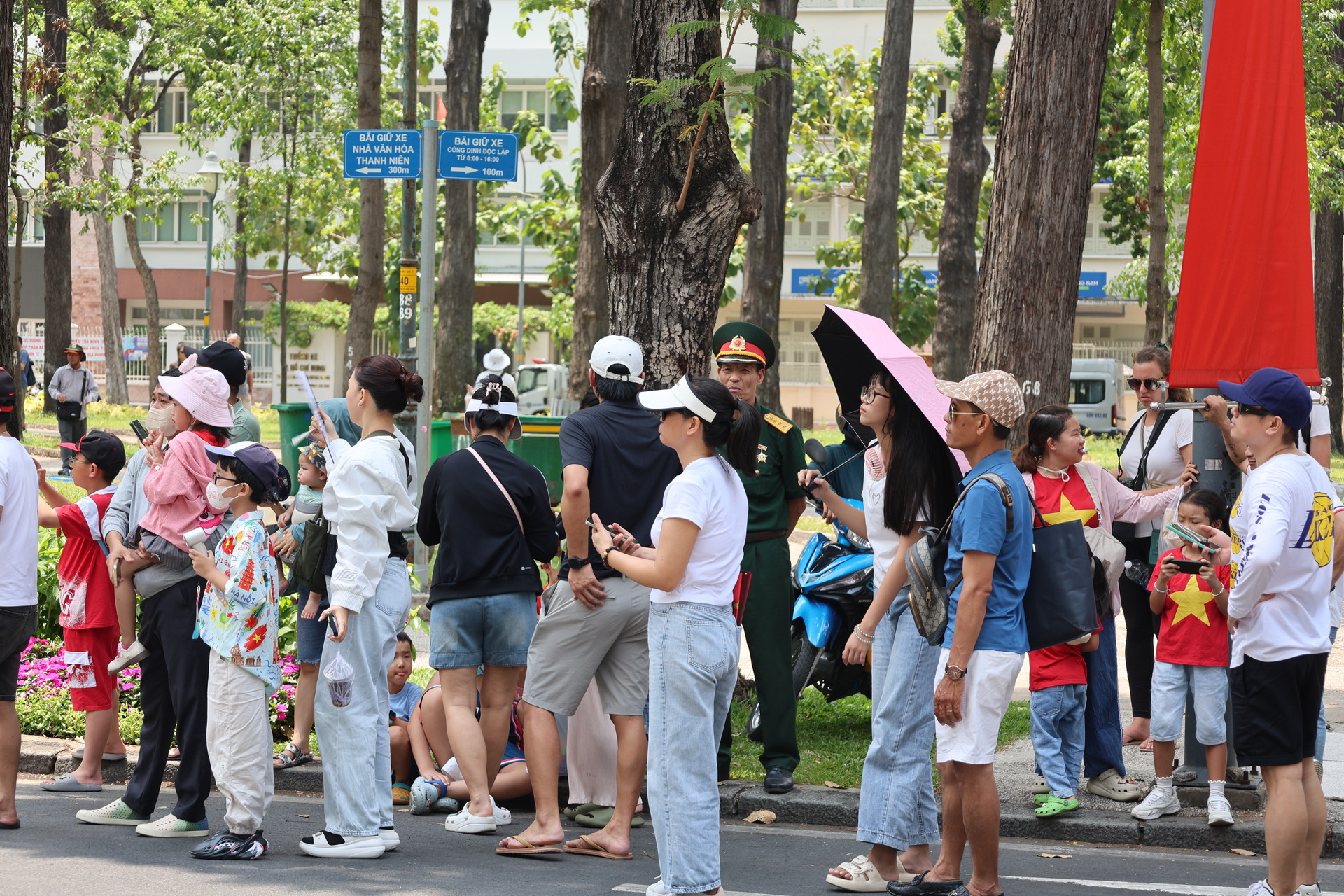 'Biển người' đổ về Dinh Độc Lập dịp 30/4, sống lại khoảnh khắc lịch sử - 19