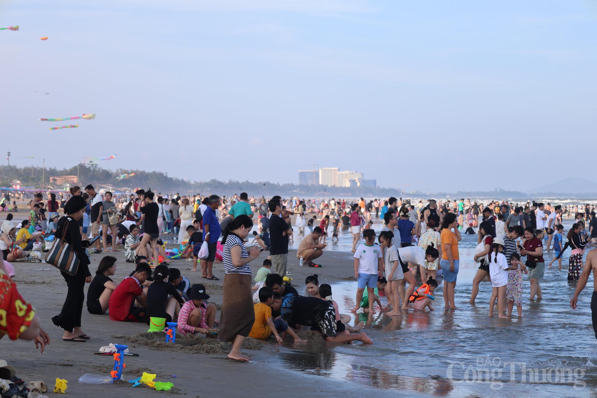 TP. Hồ Chí Minh: 'Biển người' đổ về biển xanh giải nhiệt dịp lễ 1/5 - 14