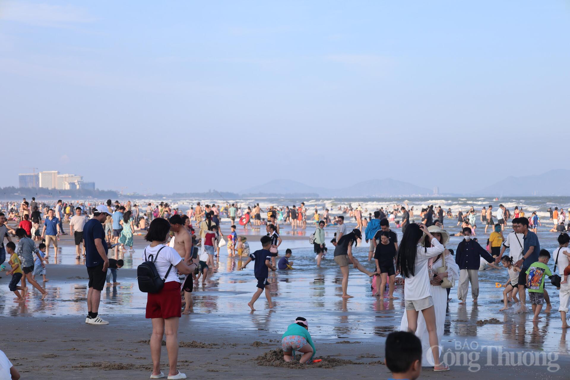TP. Hồ Chí Minh: 'Biển người' đổ về biển xanh giải nhiệt dịp lễ 1/5 - 11