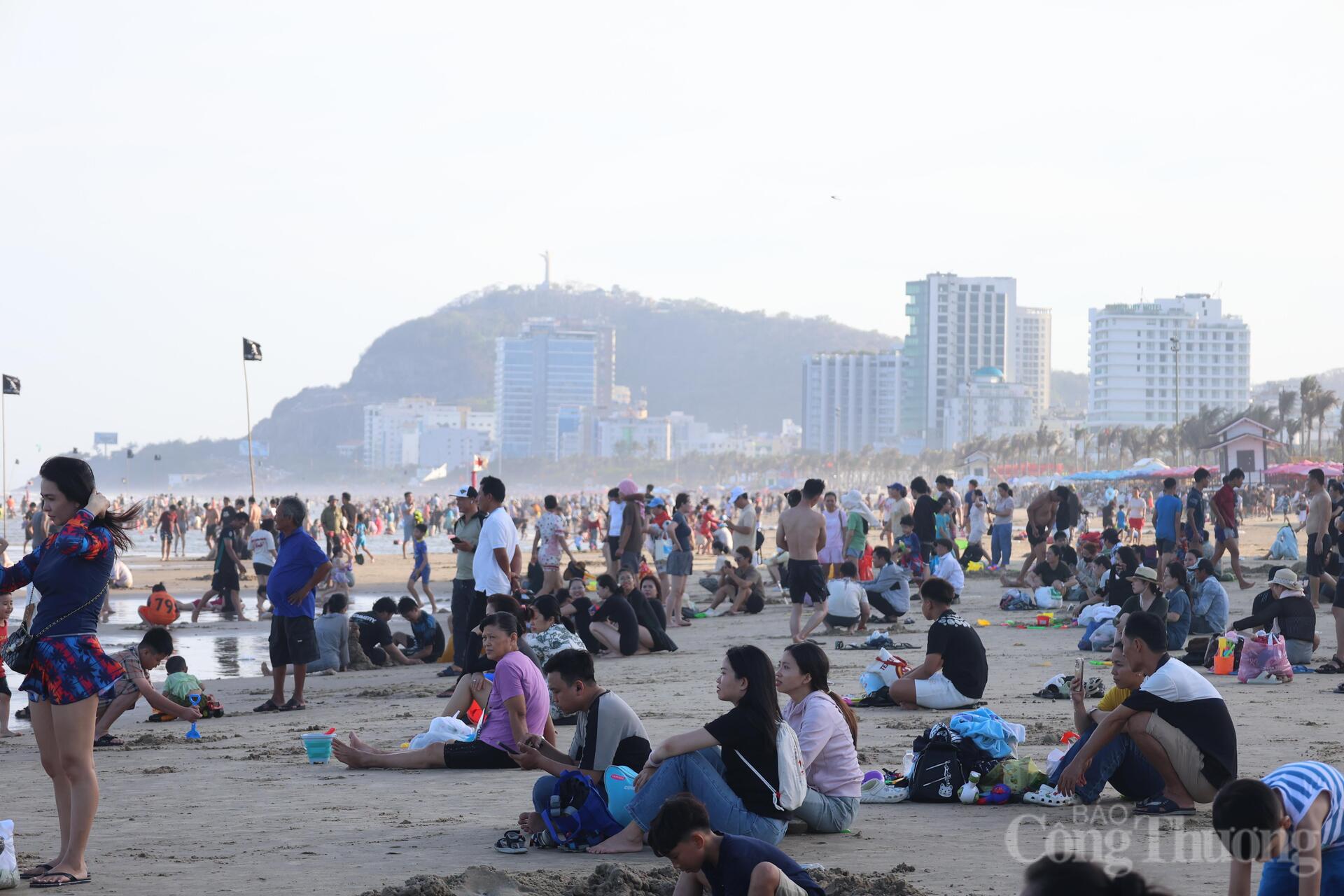 TP. Hồ Chí Minh: 'Biển người' đổ về biển xanh giải nhiệt dịp lễ 1/5 - 15