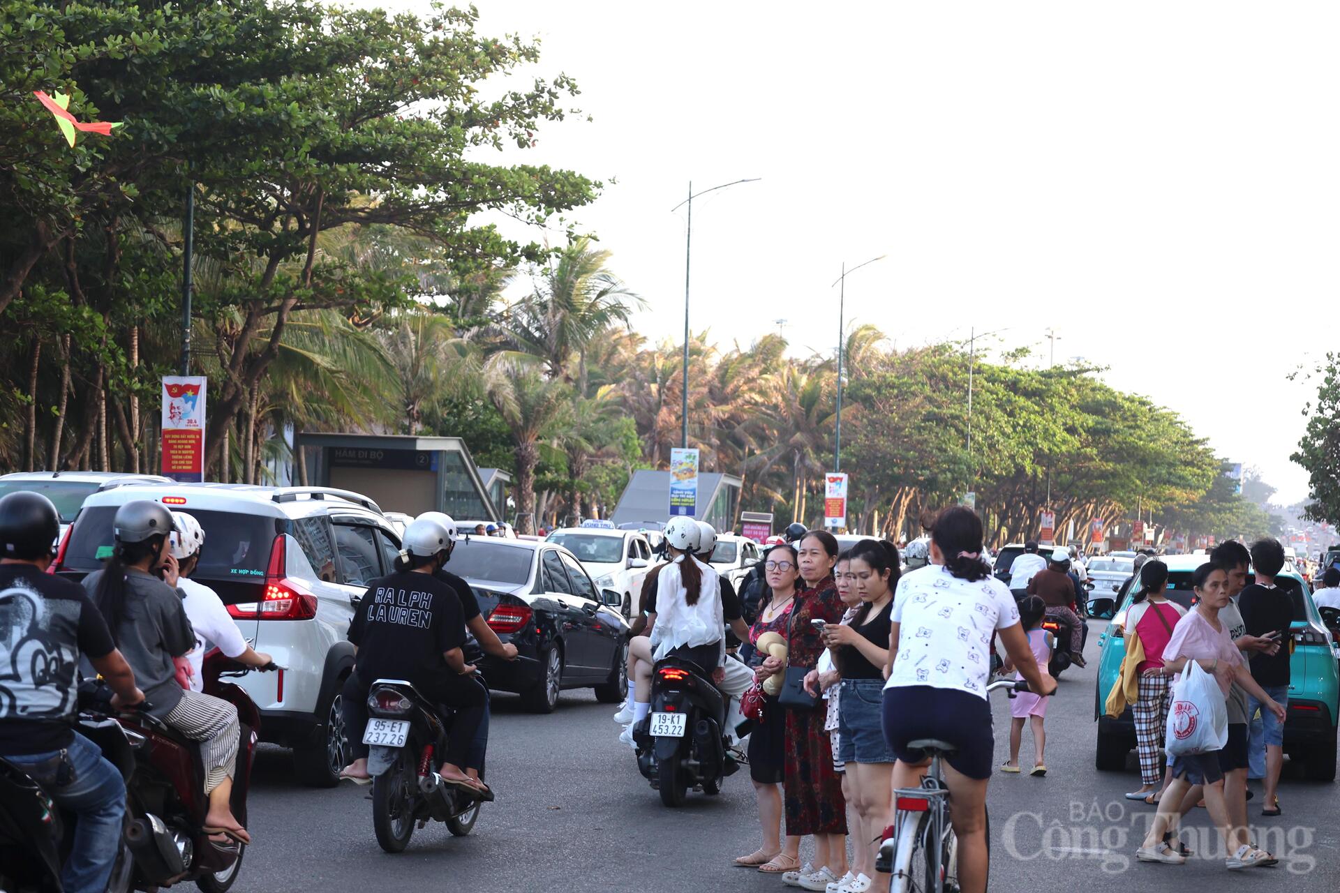 TP. Hồ Chí Minh: 'Biển người' đổ về biển xanh giải nhiệt dịp lễ 1/5 - 1