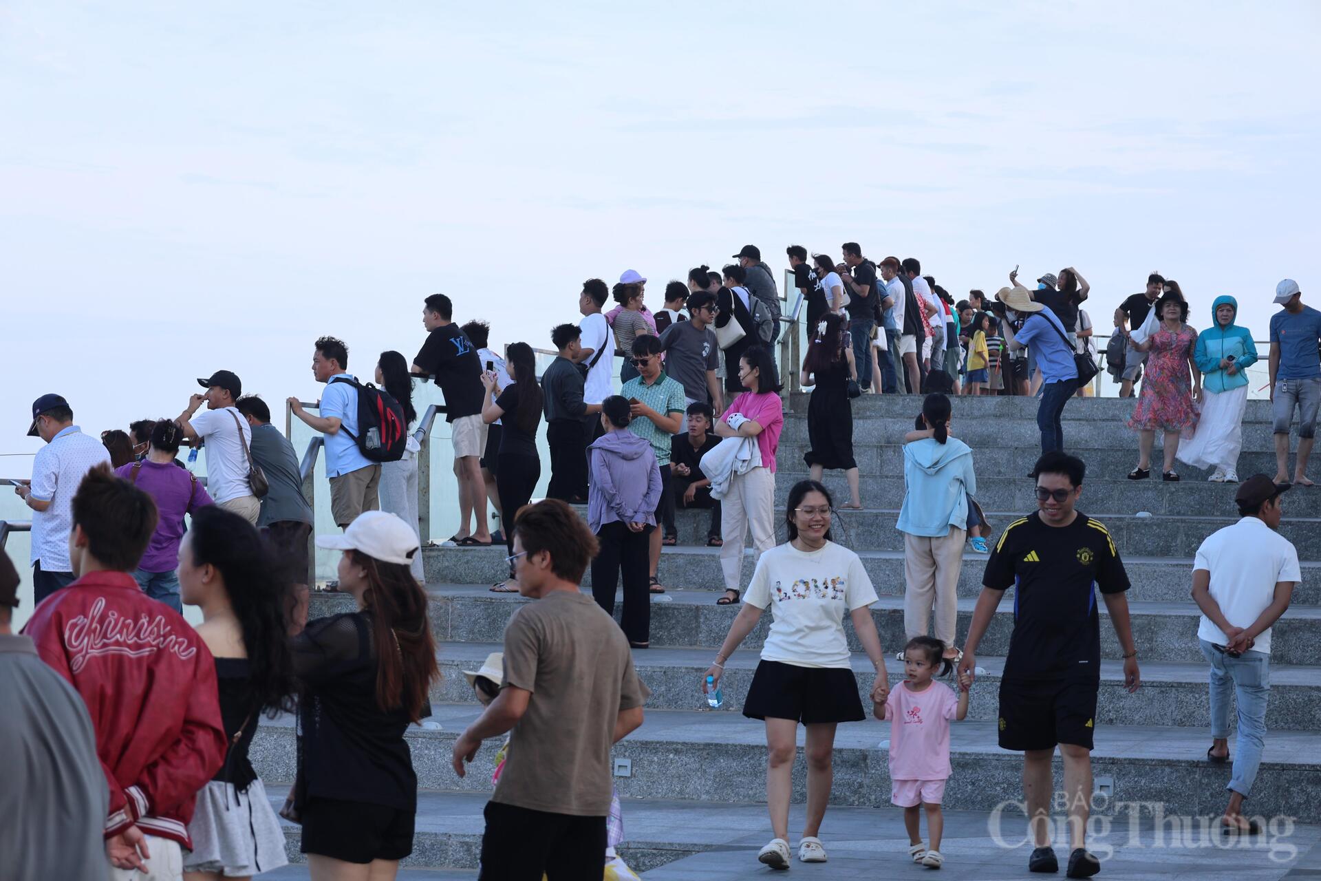 TP. Hồ Chí Minh: 'Biển người' đổ về biển xanh giải nhiệt dịp lễ 1/5 - 4