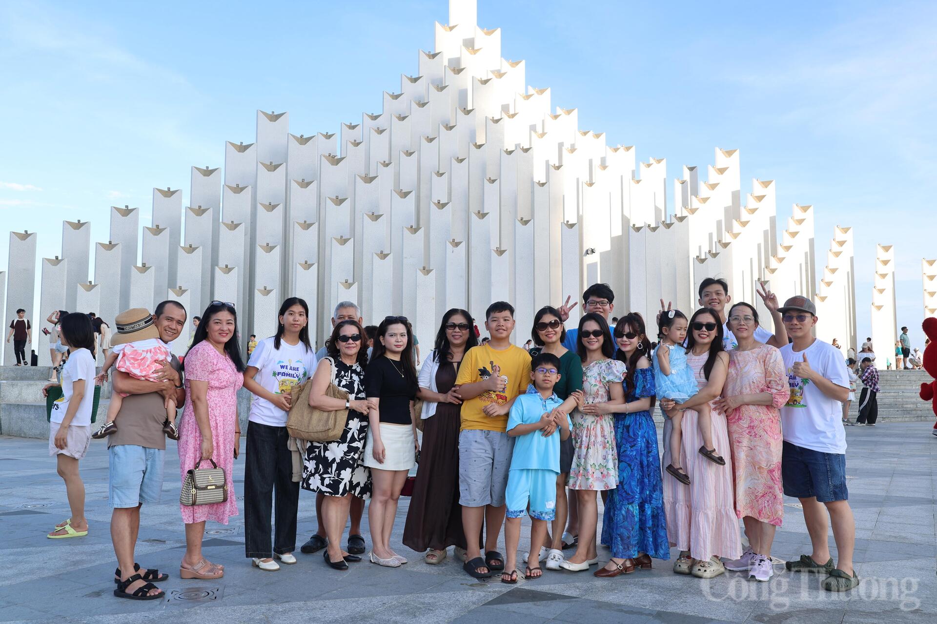 TP. Hồ Chí Minh: 'Biển người' đổ về biển xanh giải nhiệt dịp lễ 1/5 - 7