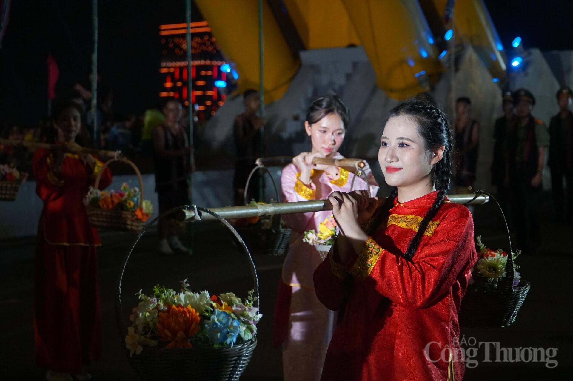 Đà Nẵng: Biển người đổ về Gala “Tổ quốc bình yên” - 7