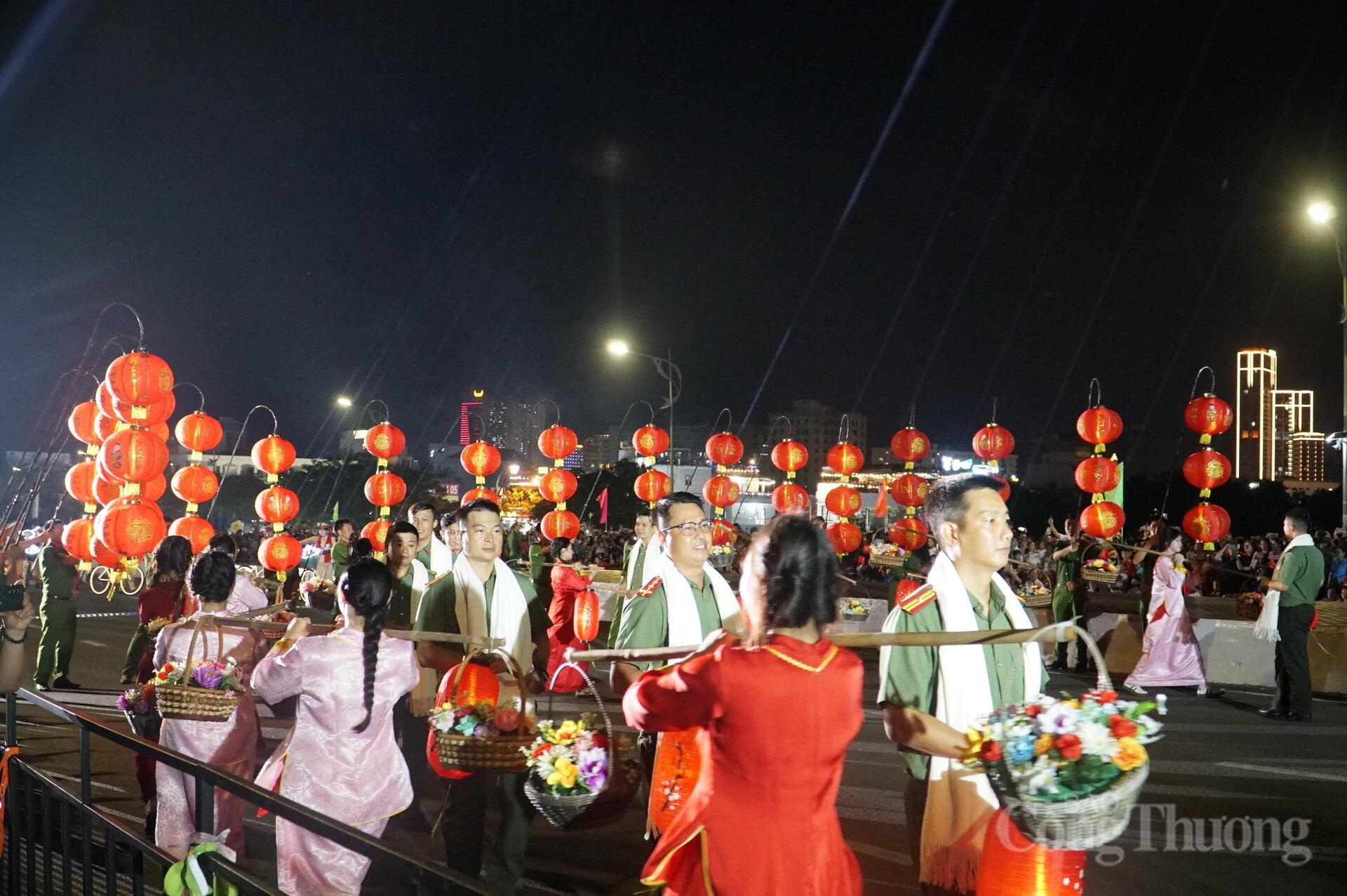 Đà Nẵng: Biển người đổ về Gala “Tổ quốc bình yên” - 9
