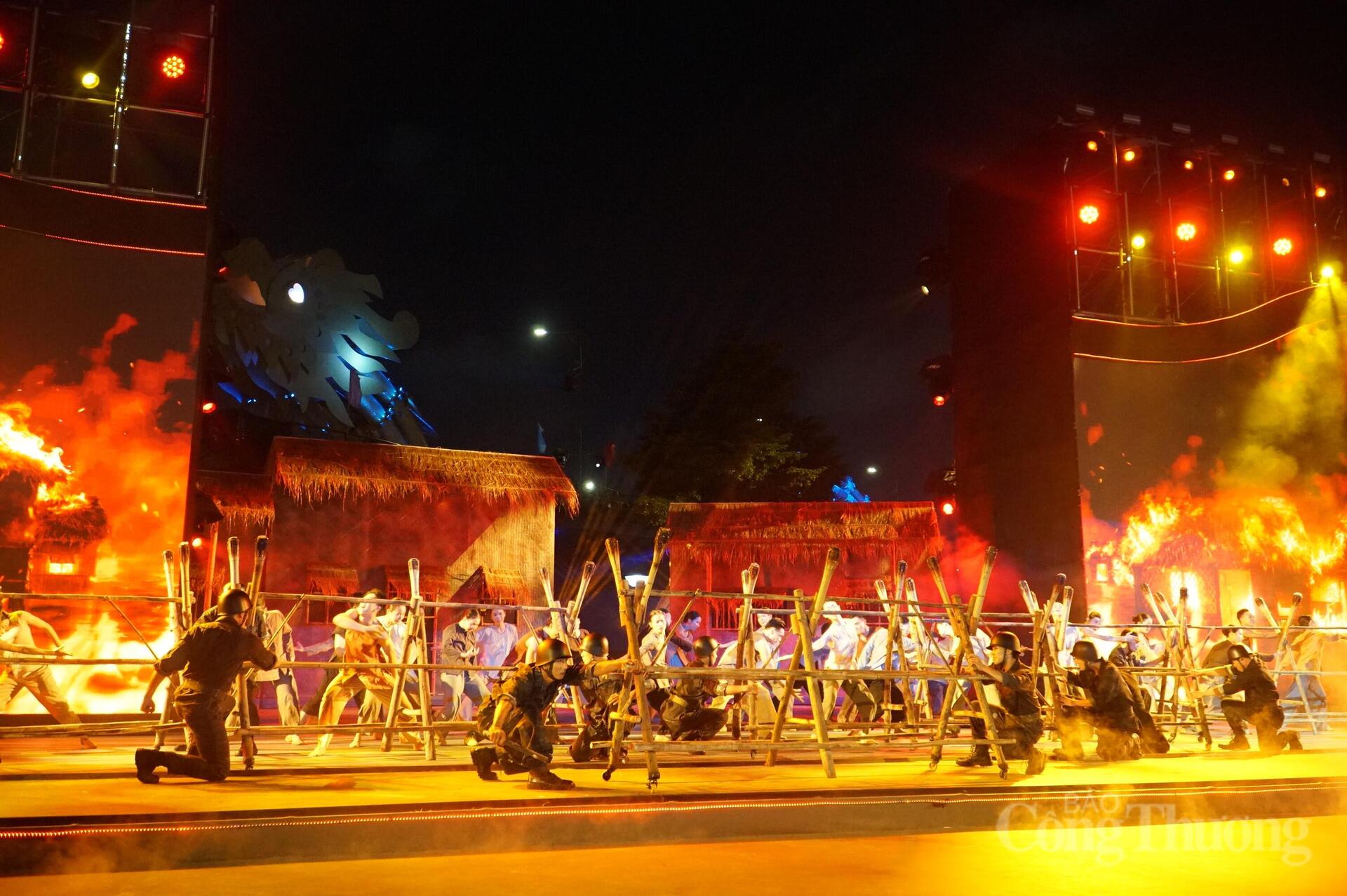 Đà Nẵng: Biển người đổ về Gala “Tổ quốc bình yên” - 12
