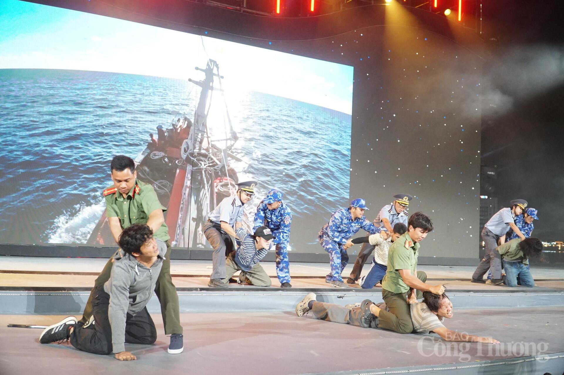 Đà Nẵng: Biển người đổ về Gala “Tổ quốc bình yên” - 13