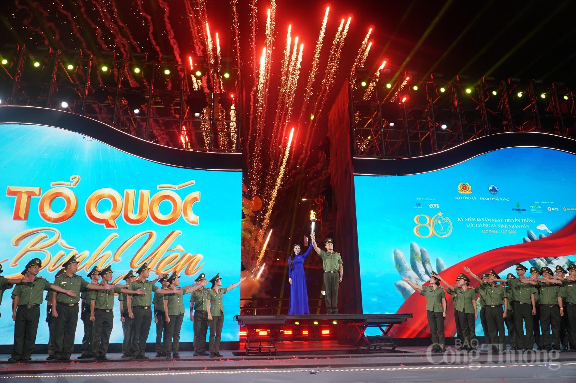Đà Nẵng: Biển người đổ về Gala “Tổ quốc bình yên” - 14