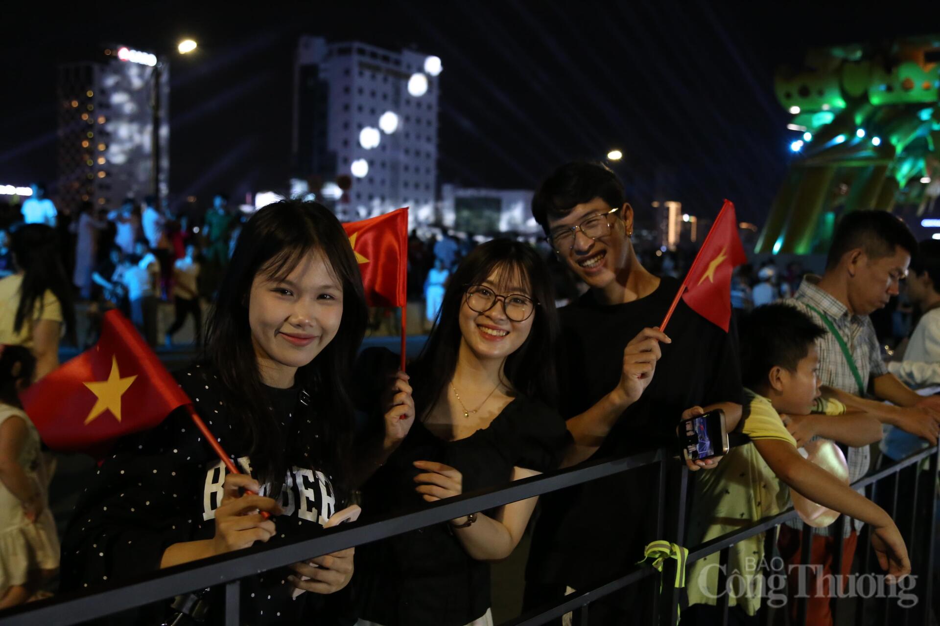 Đà Nẵng: Biển người đổ về Gala “Tổ quốc bình yên” - 5