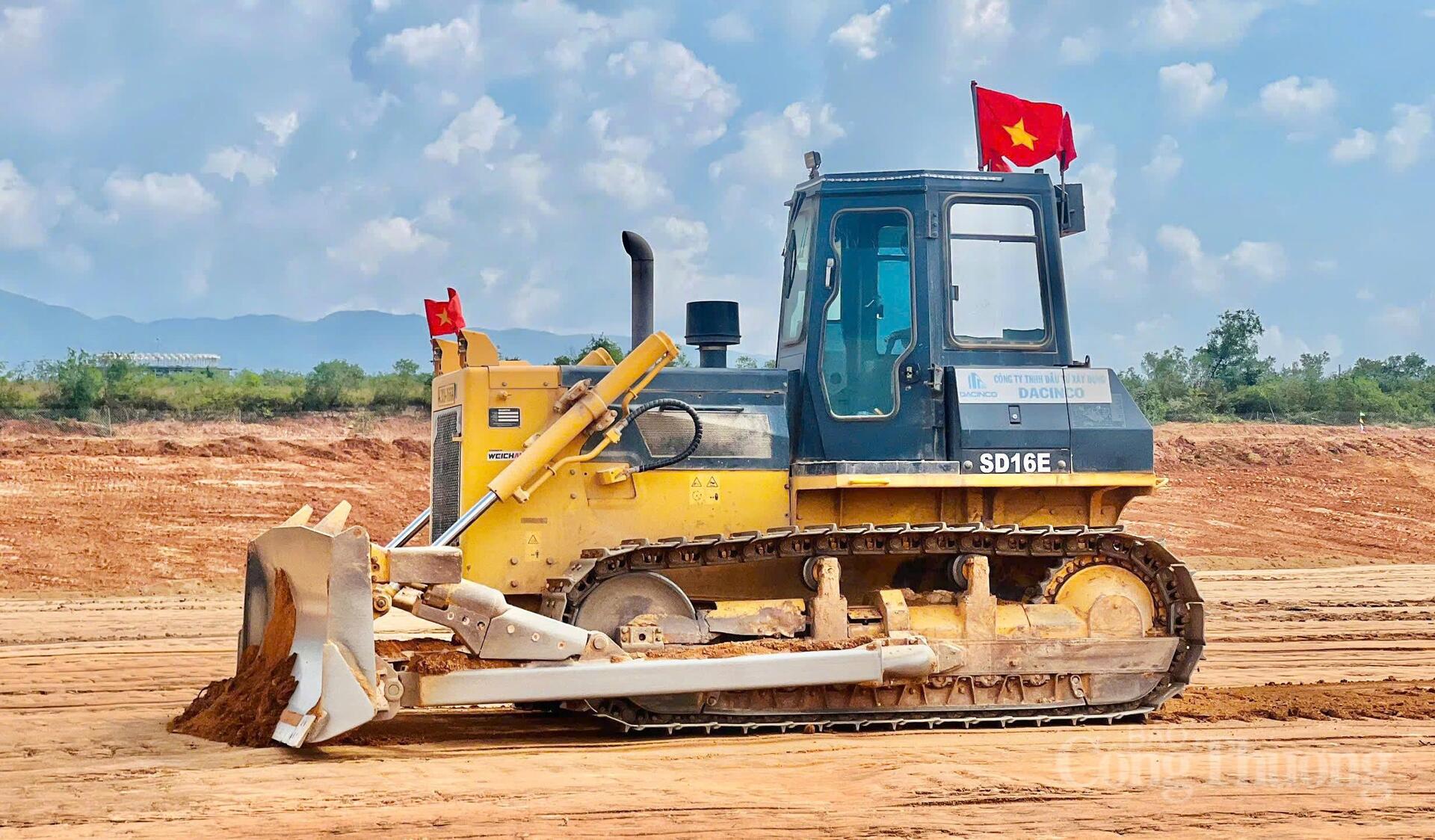 'Vượt nắng, thắng mưa' trên đại dự án nâng cấp sân bay 3.200 tỷ đồng - 16