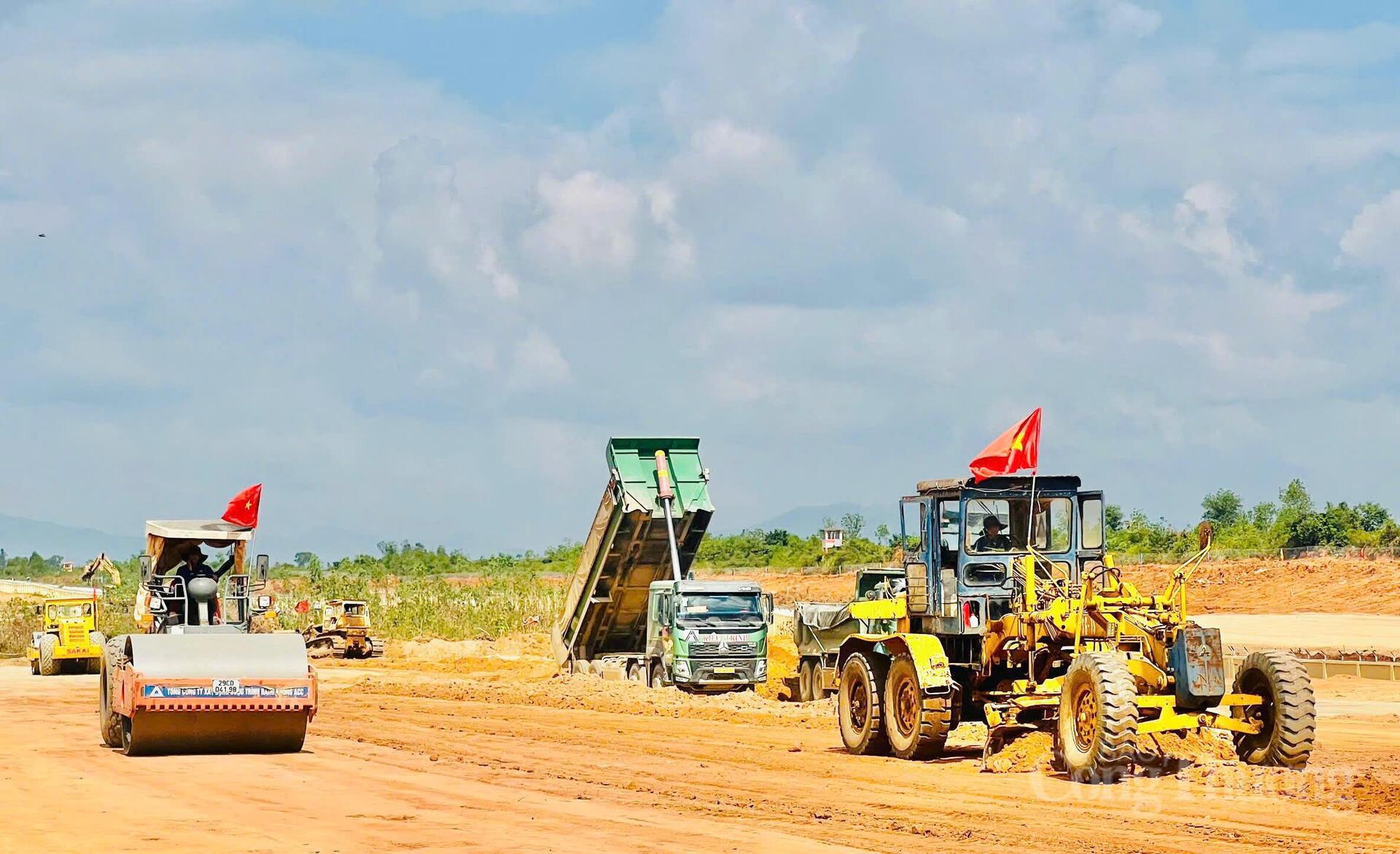 'Vượt nắng, thắng mưa' trên đại dự án nâng cấp sân bay 3.200 tỷ đồng - 18