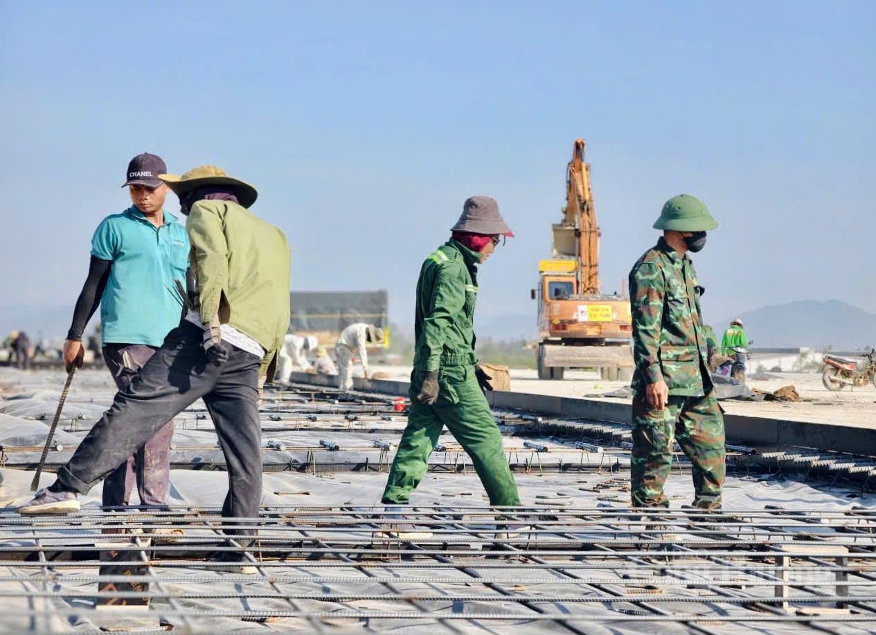 'Vượt nắng, thắng mưa' trên đại dự án nâng cấp sân bay 3.200 tỷ đồng - 5